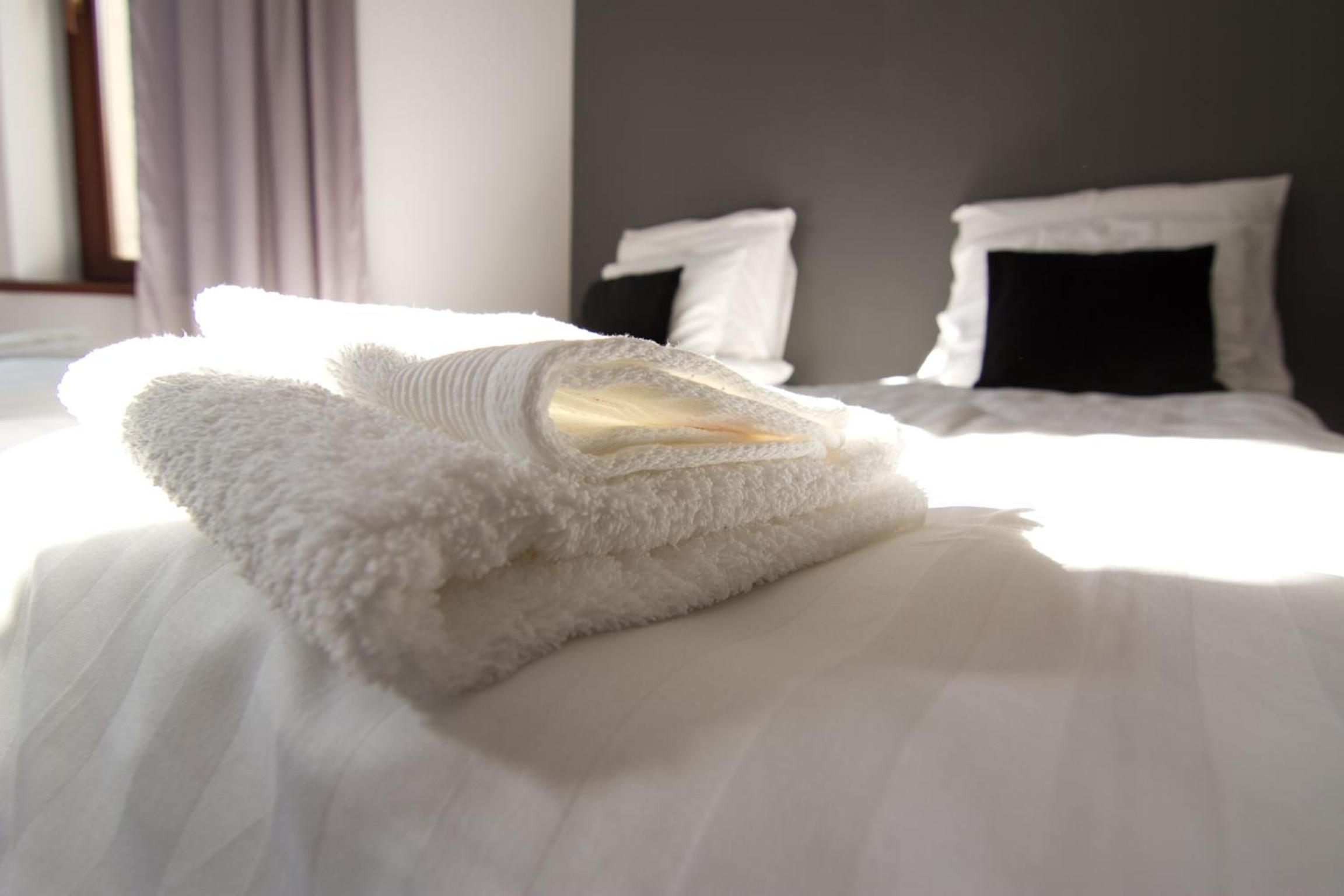 Double or Twin Room with Private Bathroom - Photo 4