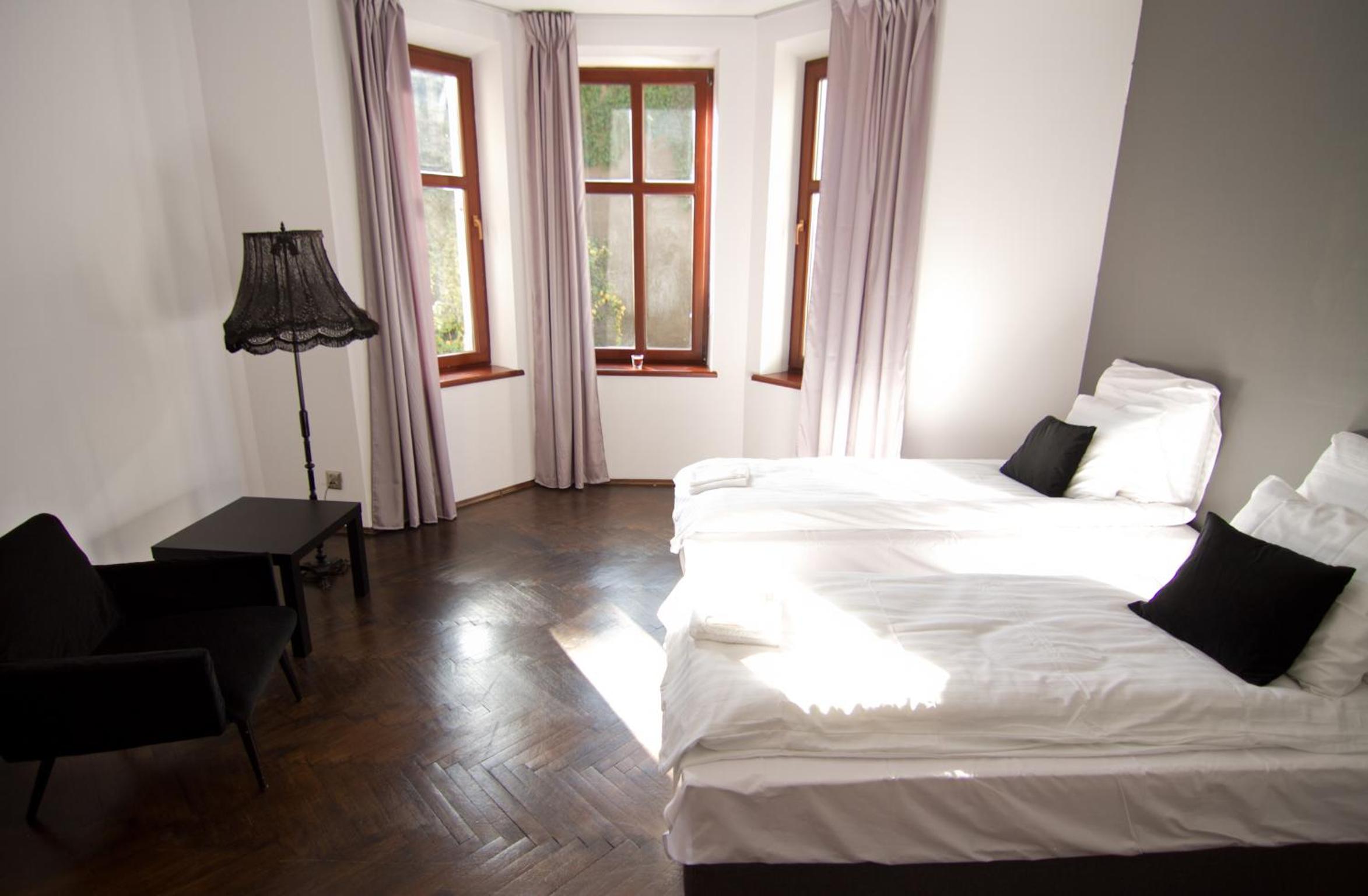Double or Twin Room with Private Bathroom - Photo 2