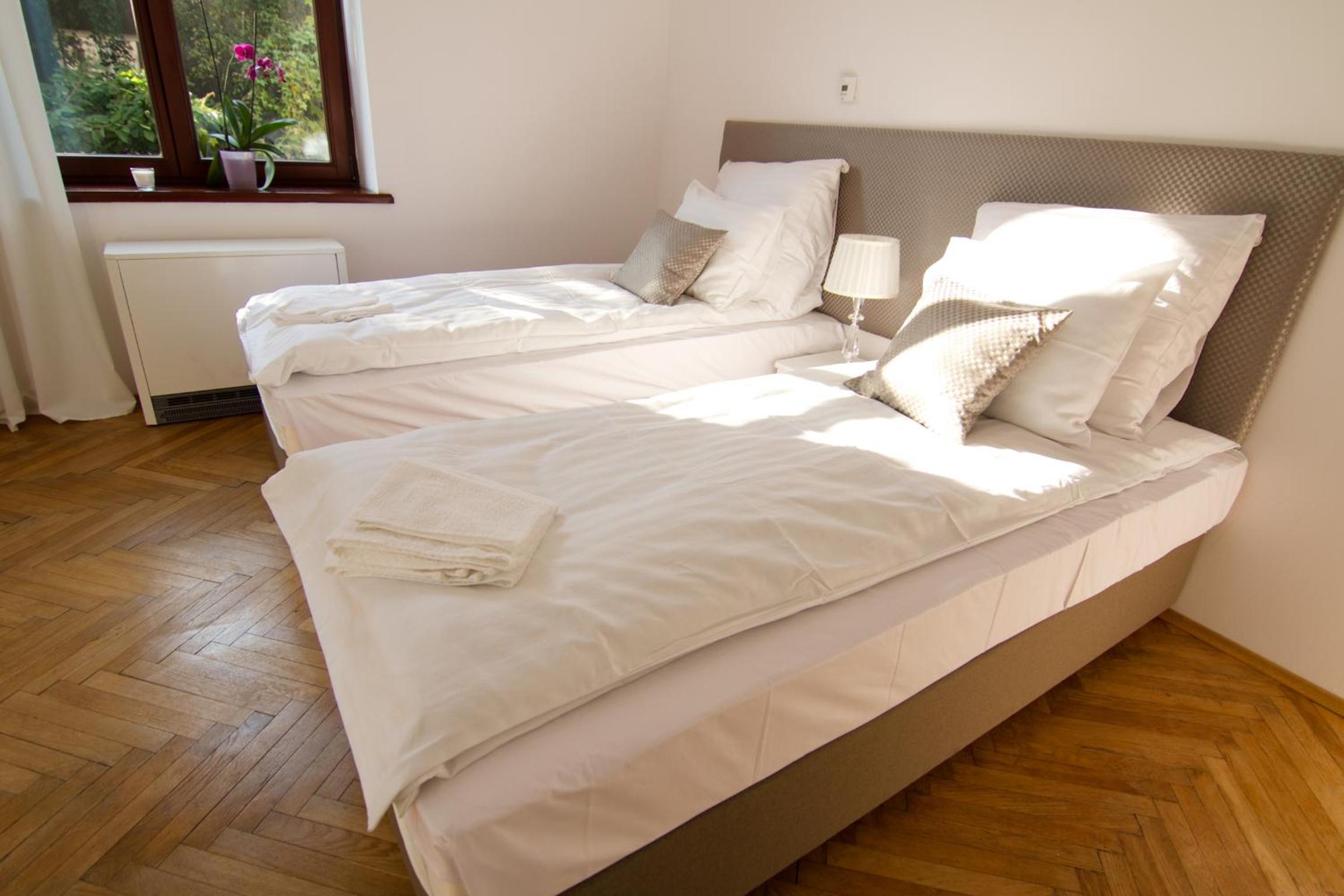 Double or Twin Room with Private Bathroom - Photo 7