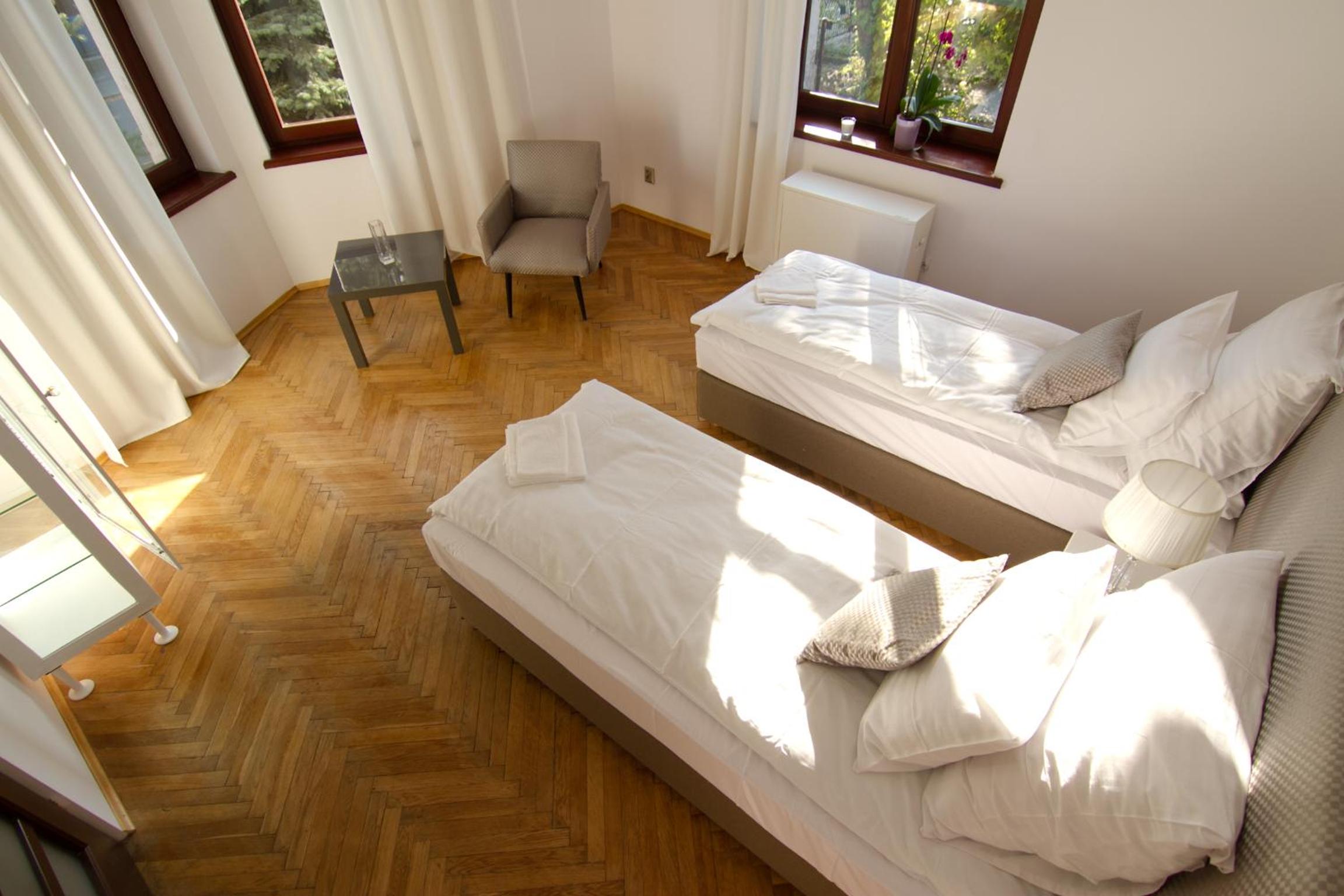 Double or Twin Room with Private Bathroom - Photo 8