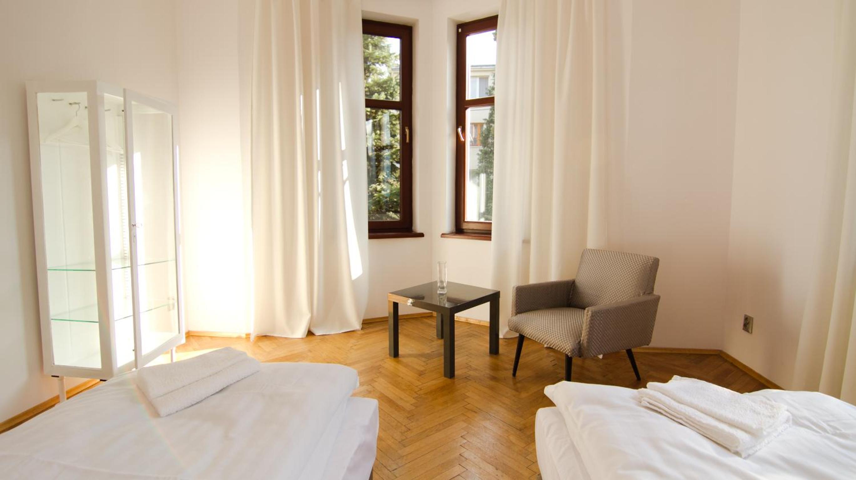Double or Twin Room with Private Bathroom - Photo 9