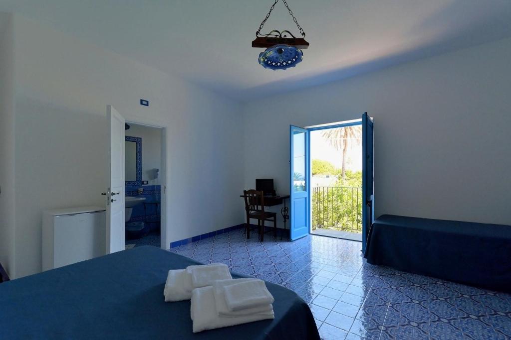 Quadruple Room with Balcony photo 3