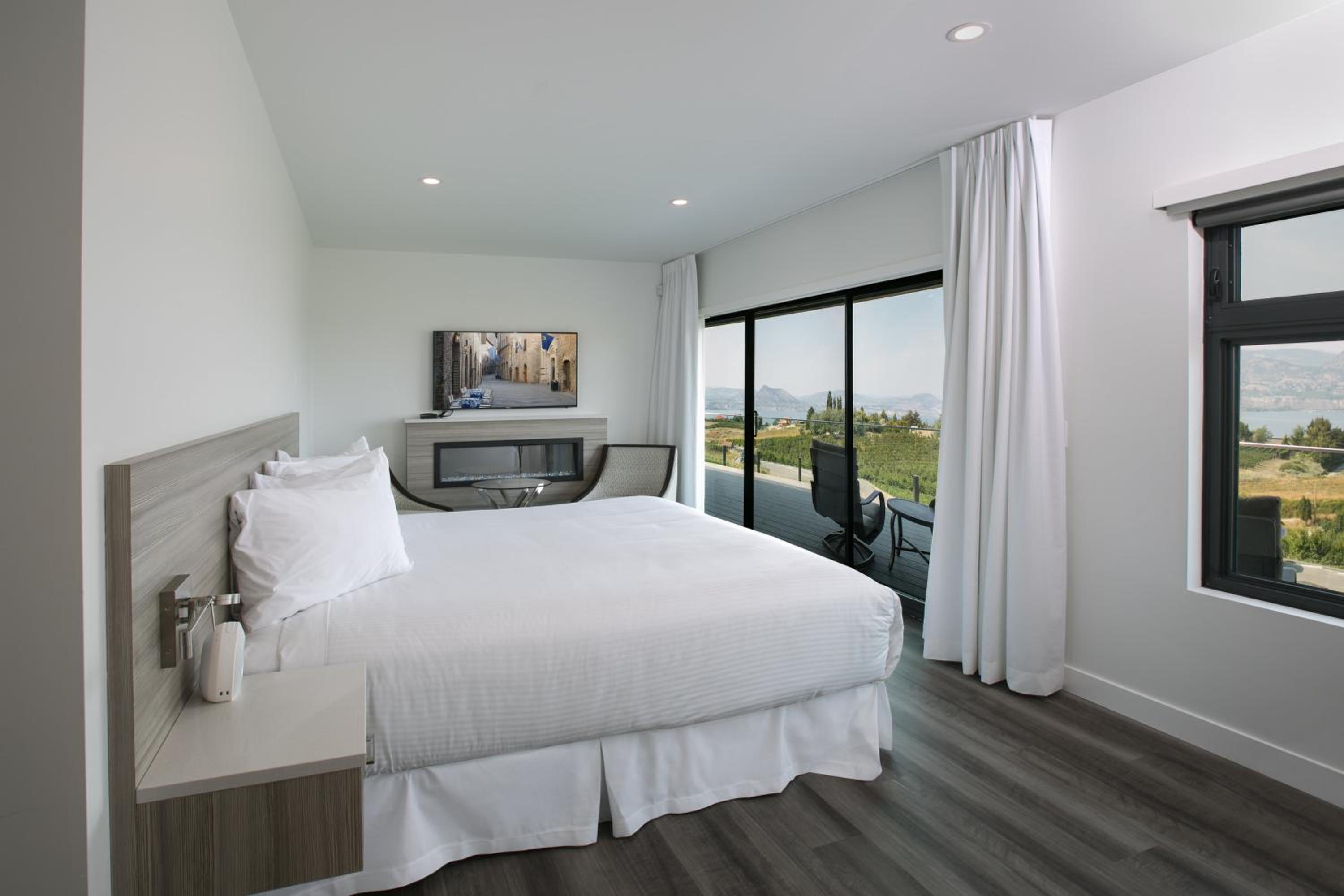 Suite with Lake View photo 1
