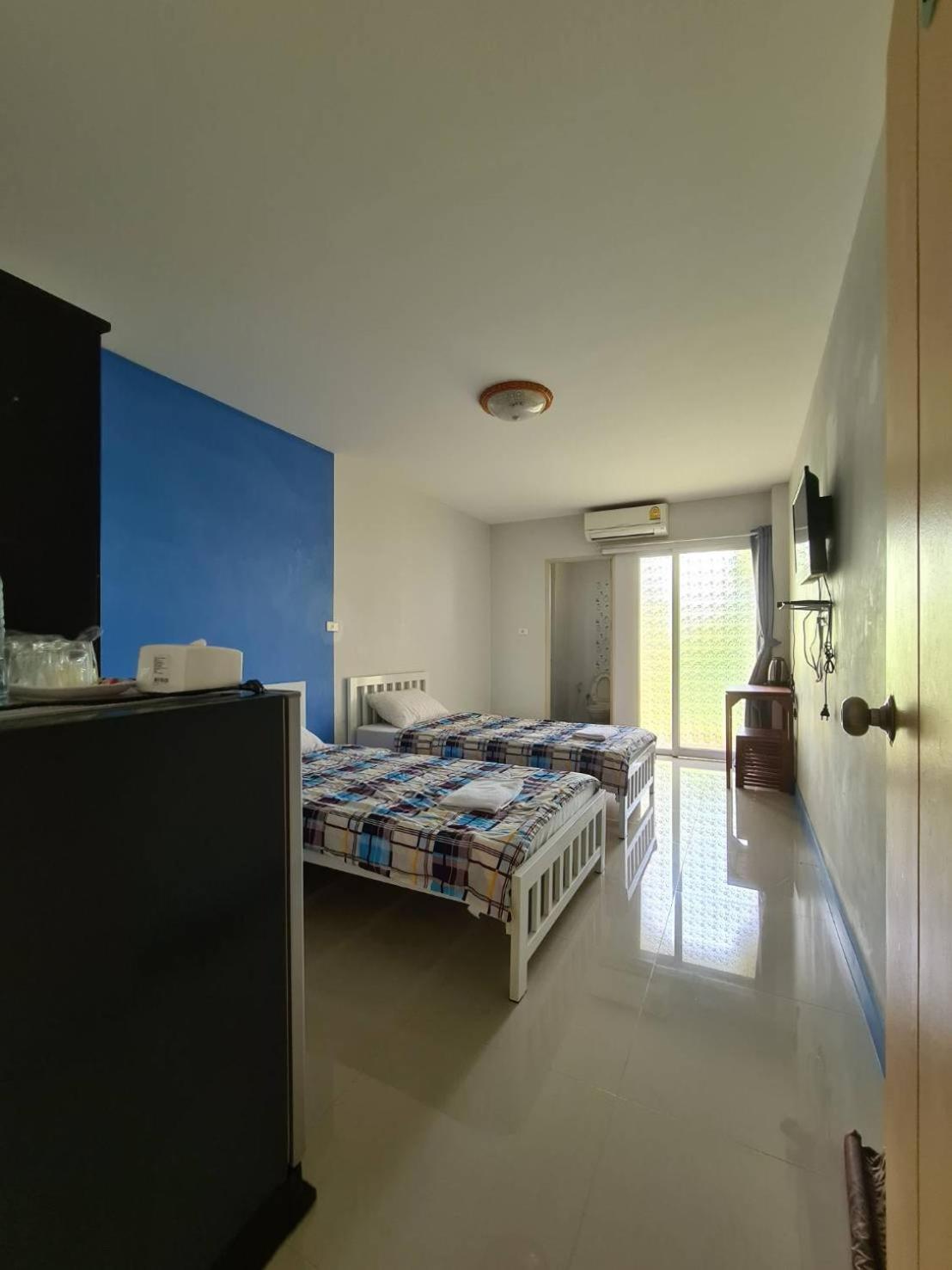 Twin Room with Private Bathroom photo 2