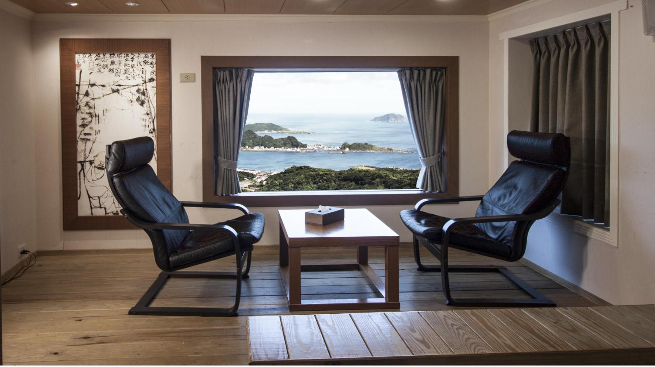 Family Room with Sea View photo 2
