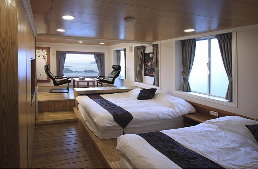 Family Room with Sea View photo 3