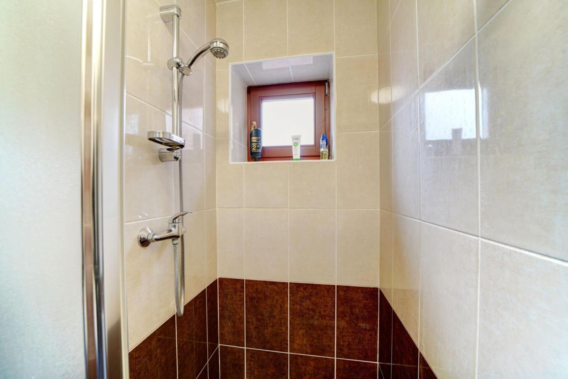 Standard Suite - Photo 5