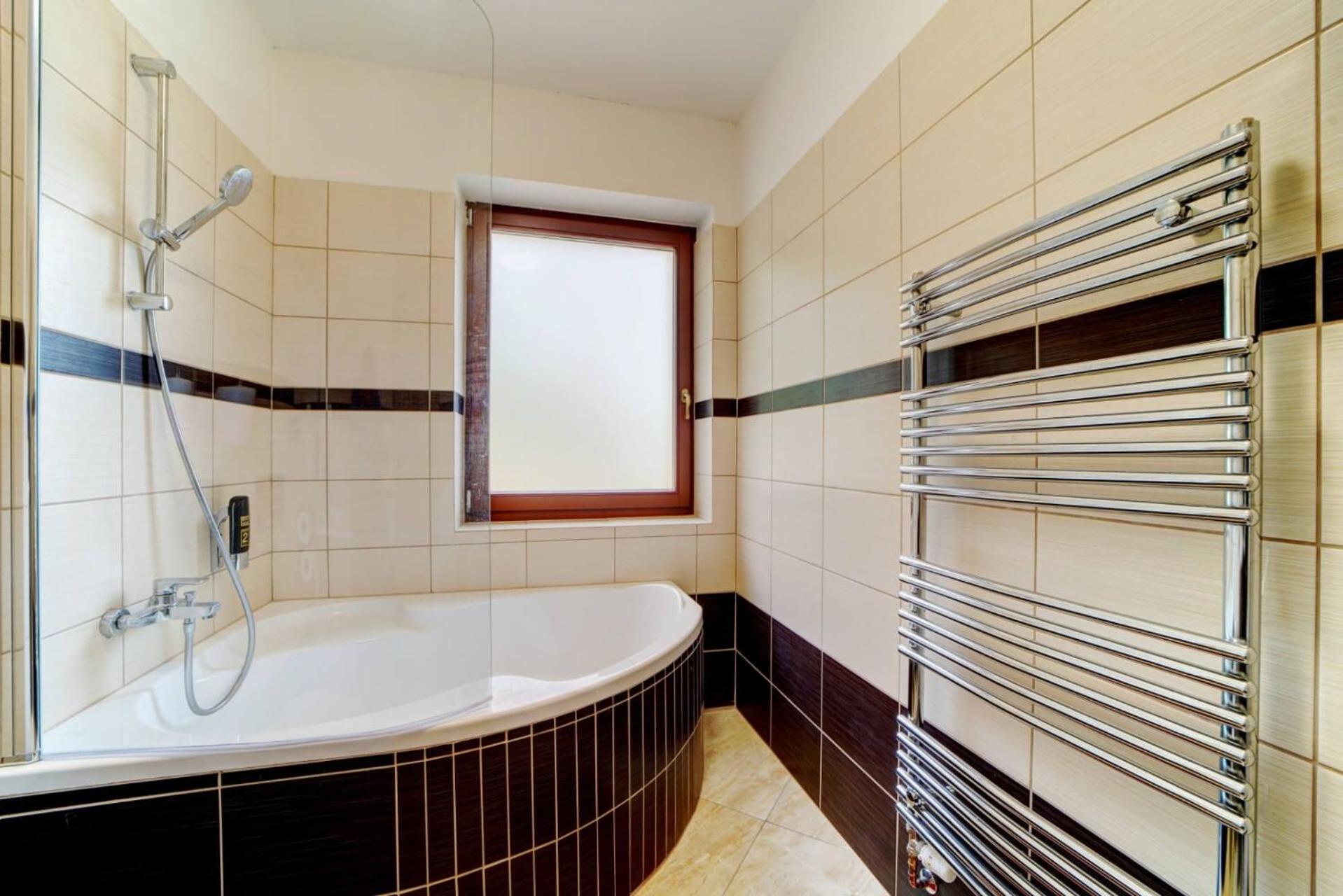 Deluxe Double Room with Bath - Photo 4
