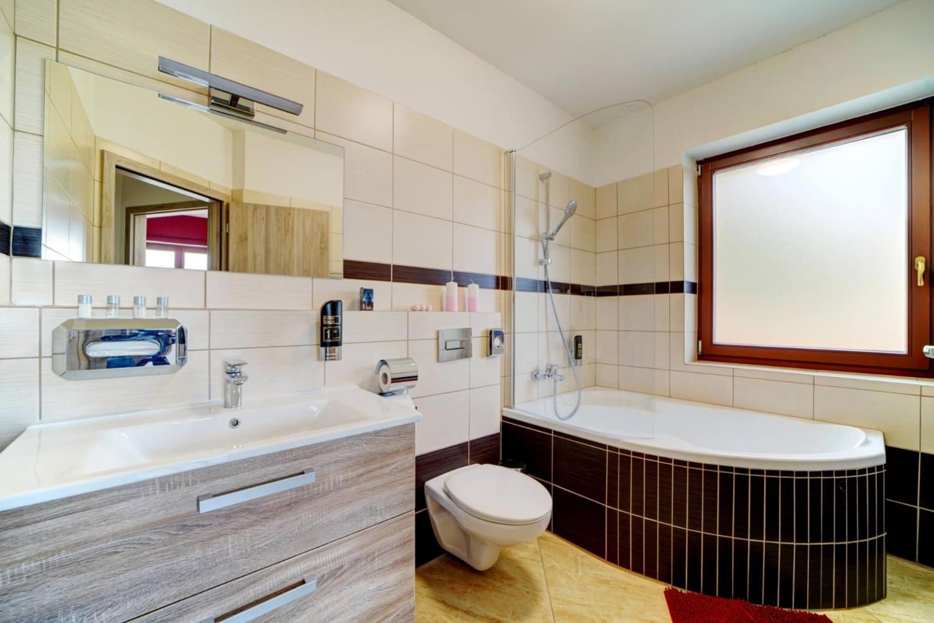 Deluxe Double Room with Bath - Photo 3