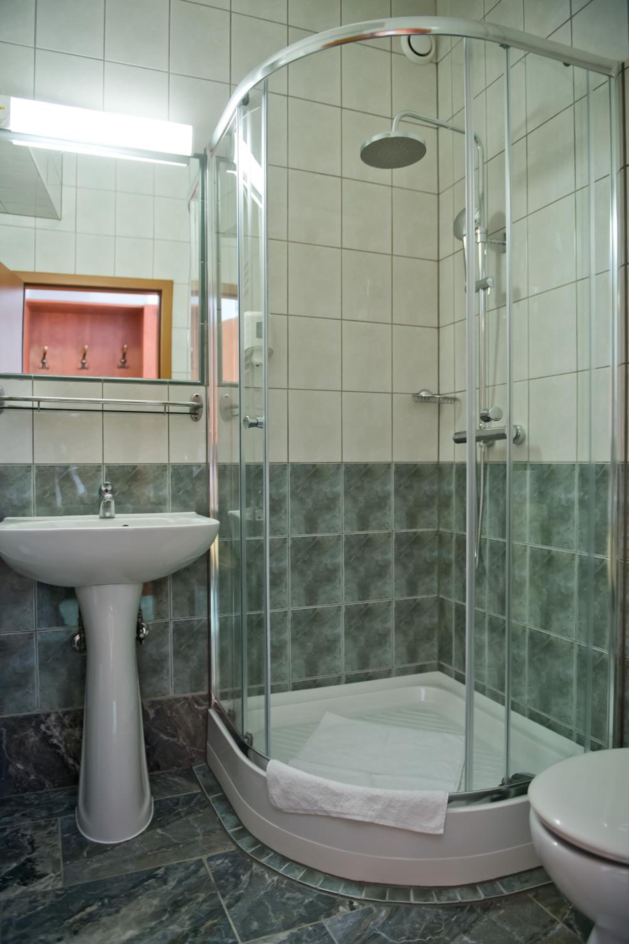 Standard Queen Room - Photo 5