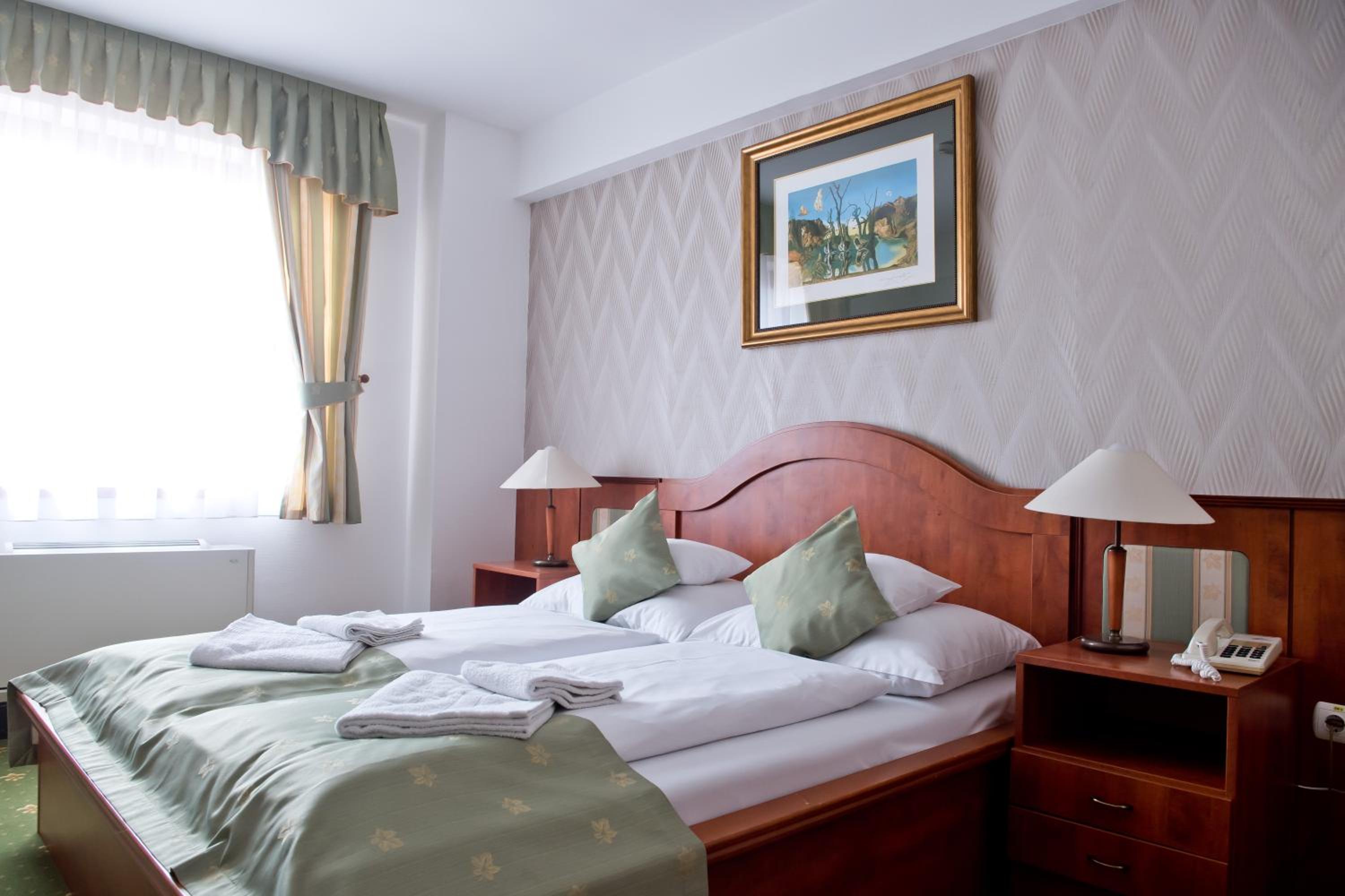 Standard Queen Room - Photo 7
