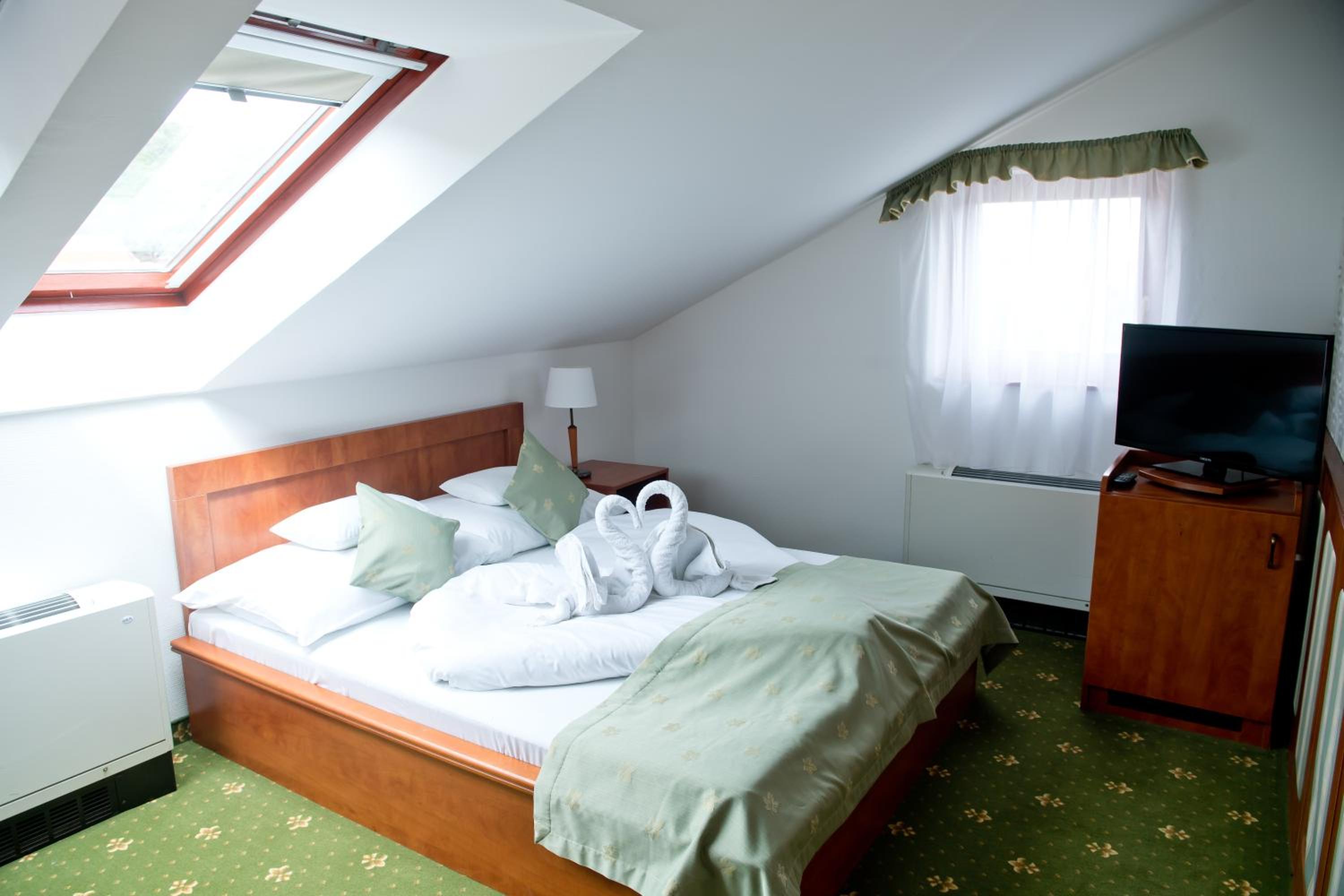 Standard Queen Room - Photo 9