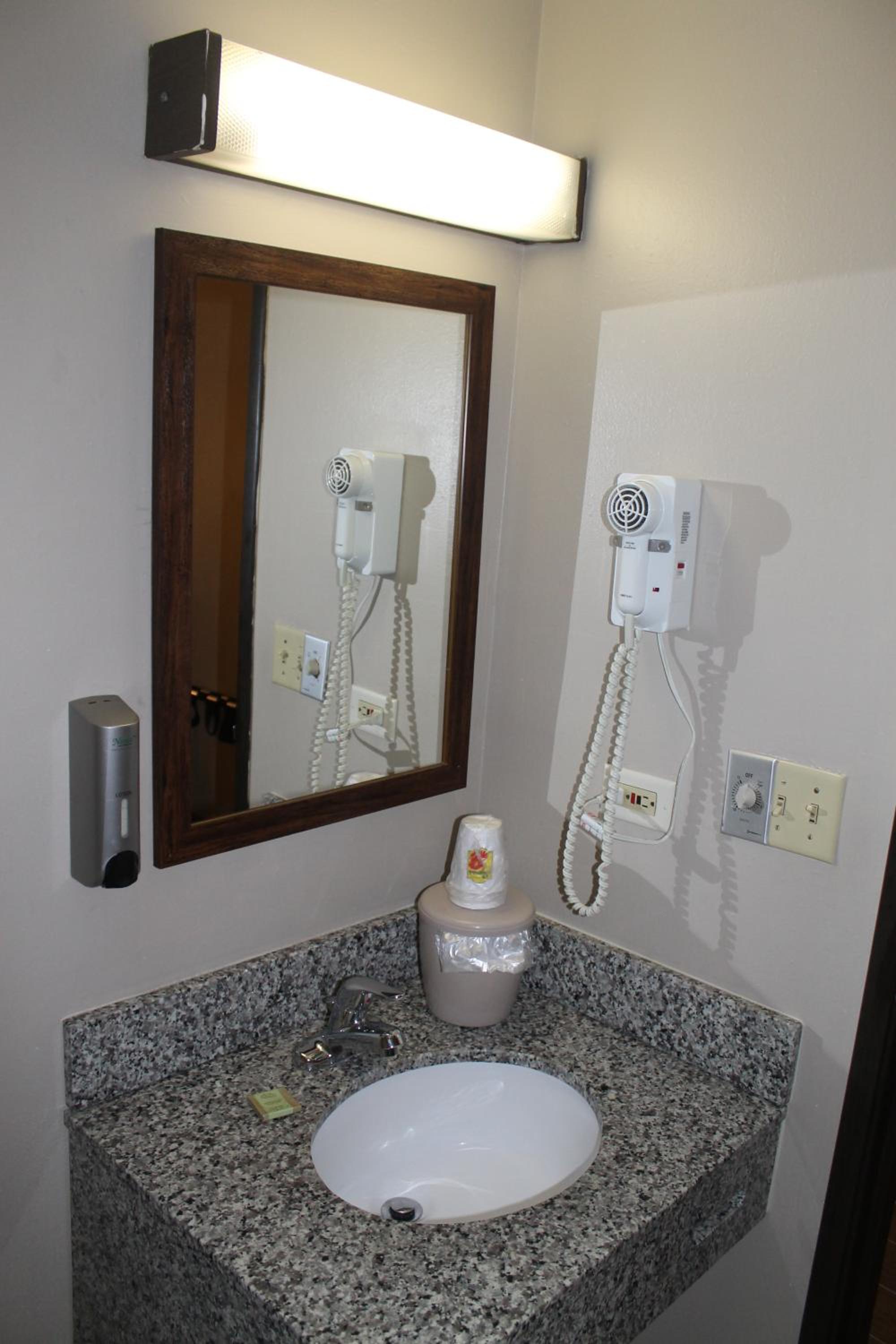 King Room - Non-Smoking - Photo 2