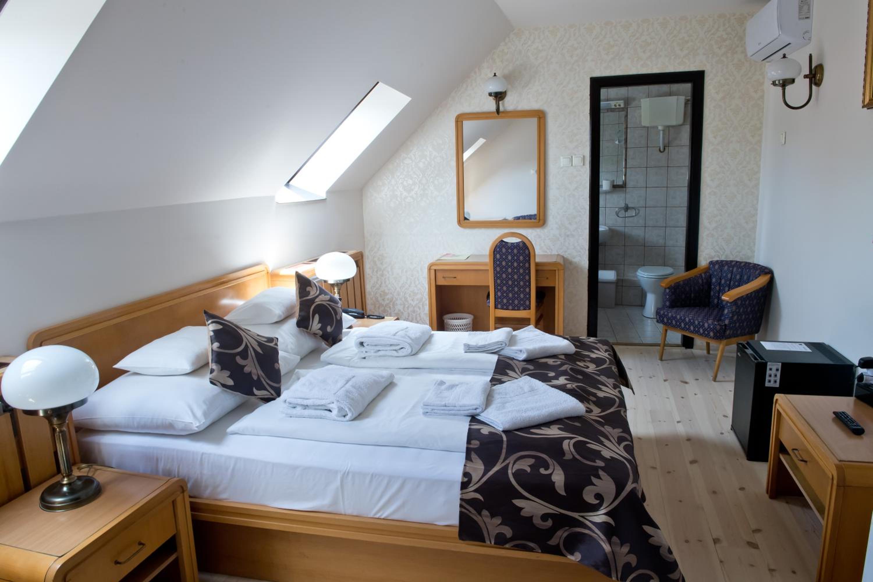 Classic Double Room - Photo 7