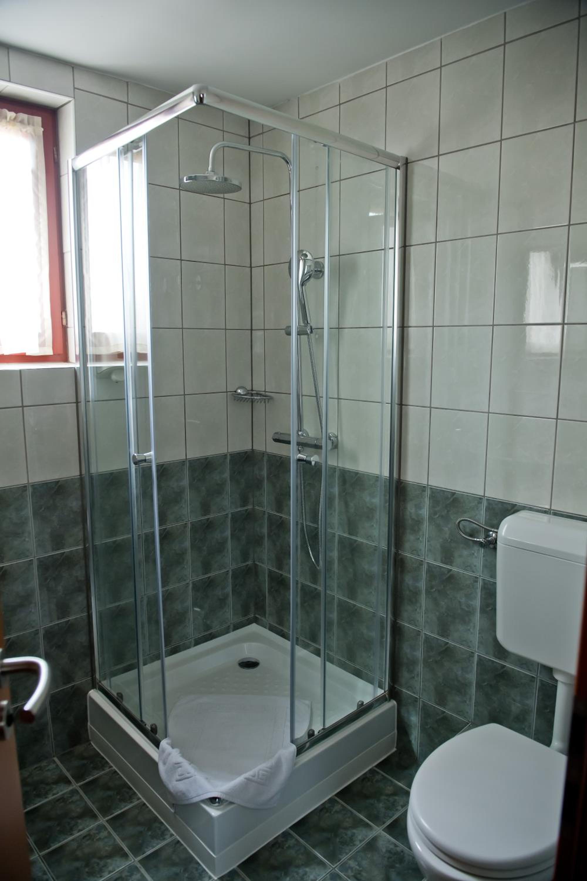 Standard Queen Room - Photo 10
