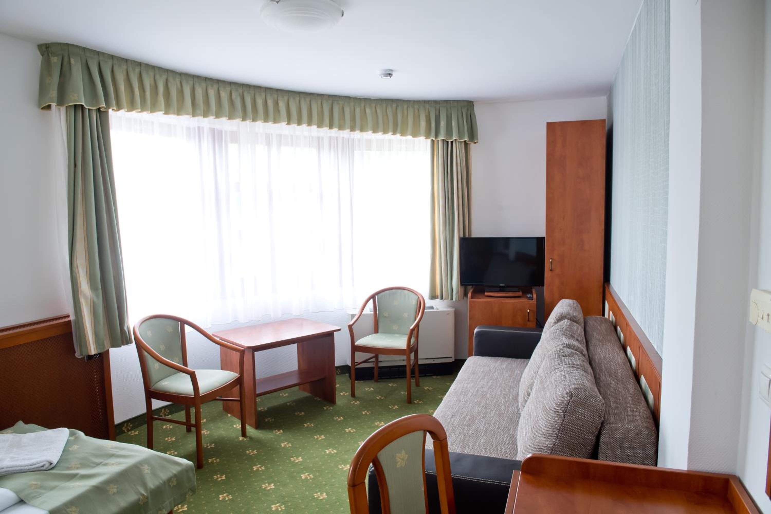 Standard Queen Room - Photo 11