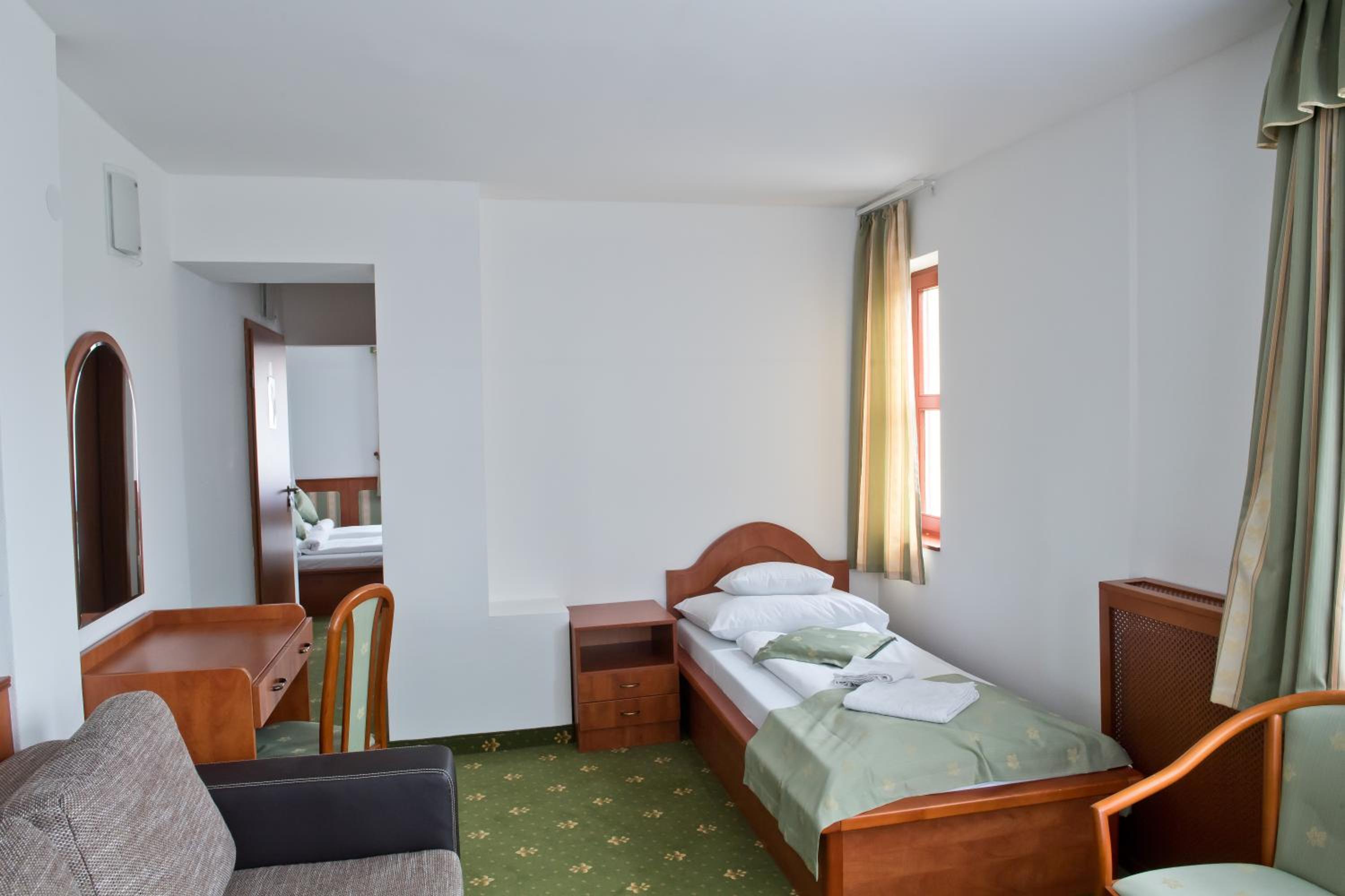 Standard Queen Room - Photo 12