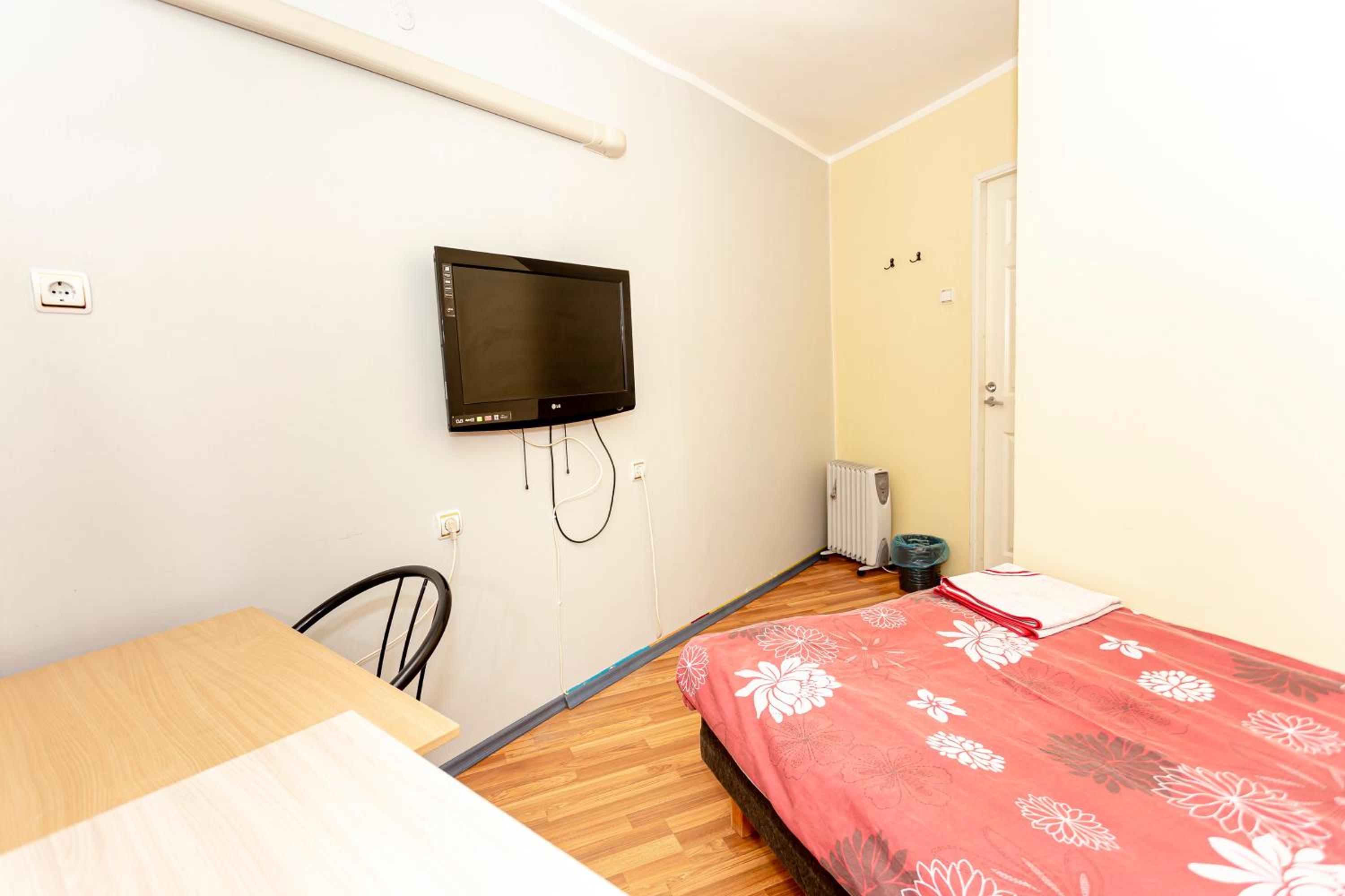 Basic Single Room with Shared Bathroom photo 1