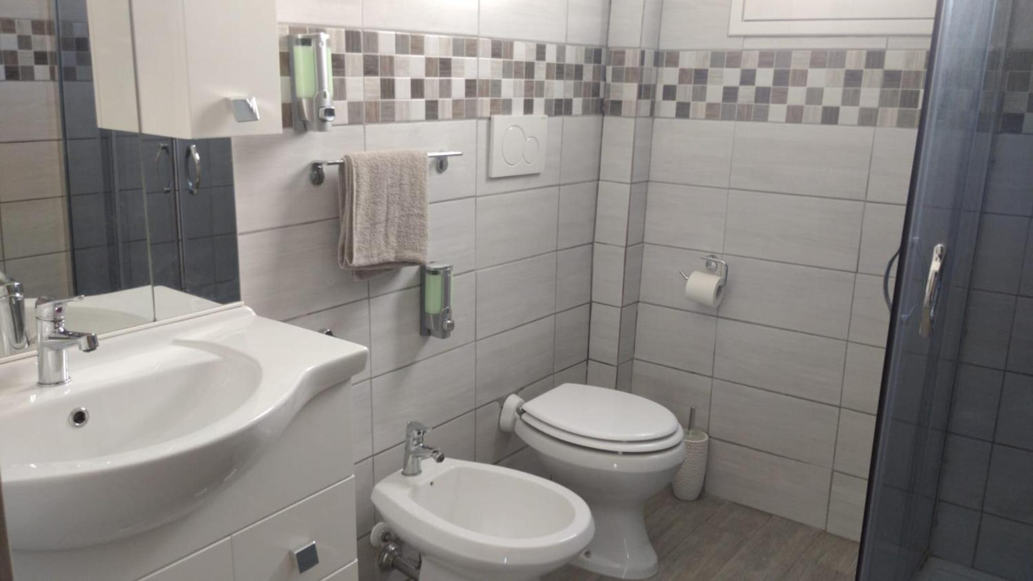 Double Room with Private Bathroom - Photo 6