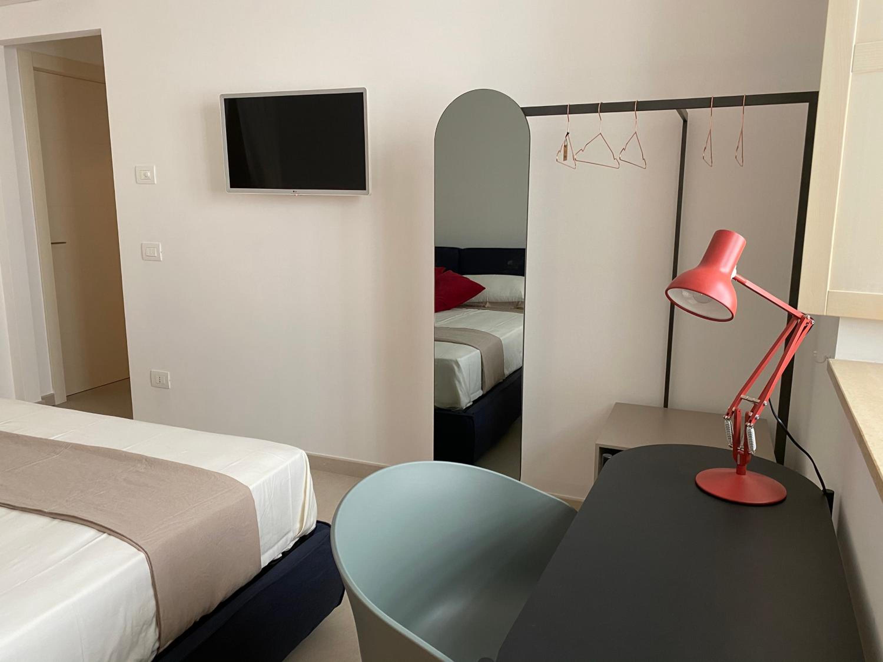 Deluxe Queen Room - Photo 5
