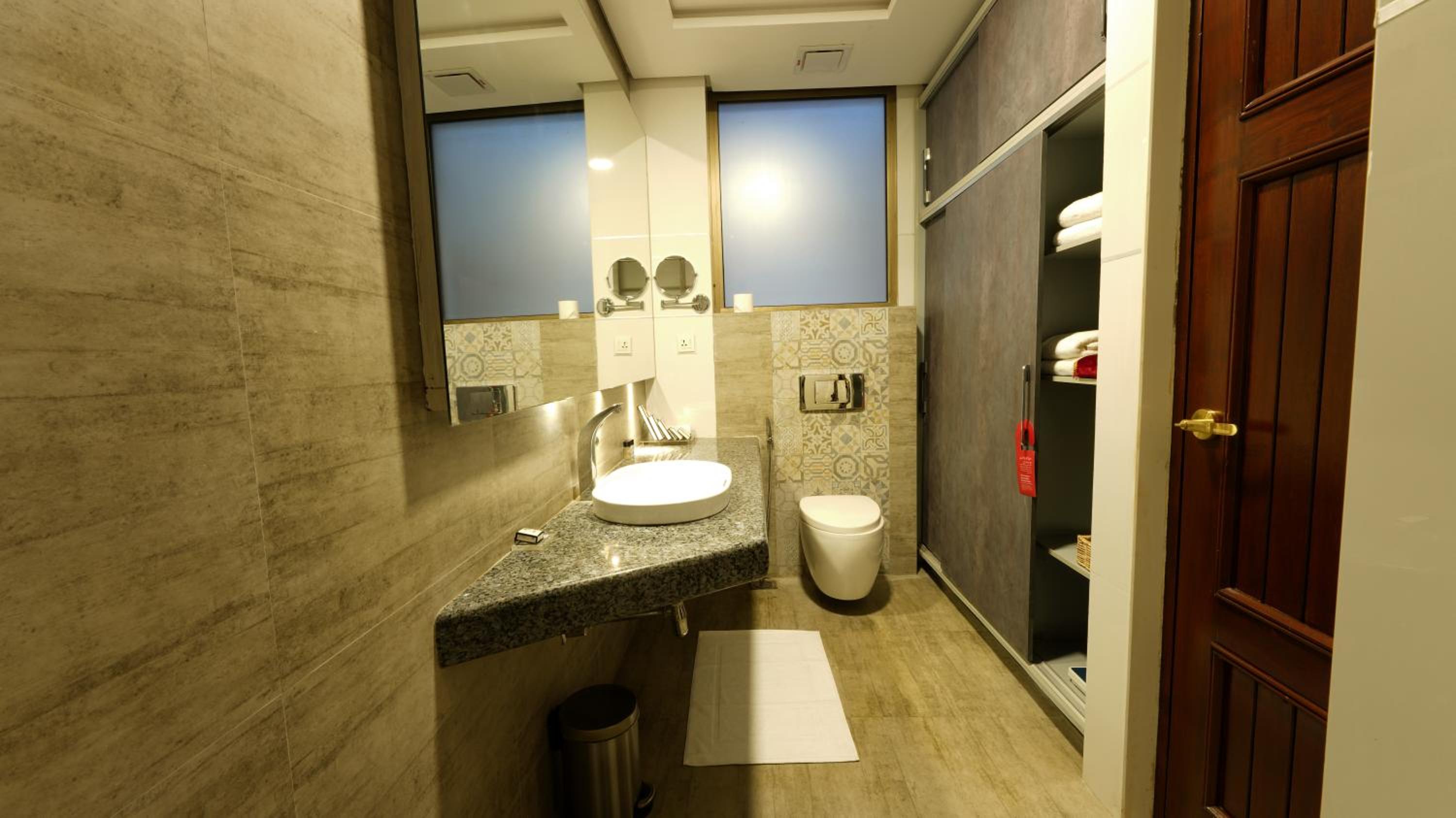 Deluxe King Room - Non-Smoking - Photo 2
