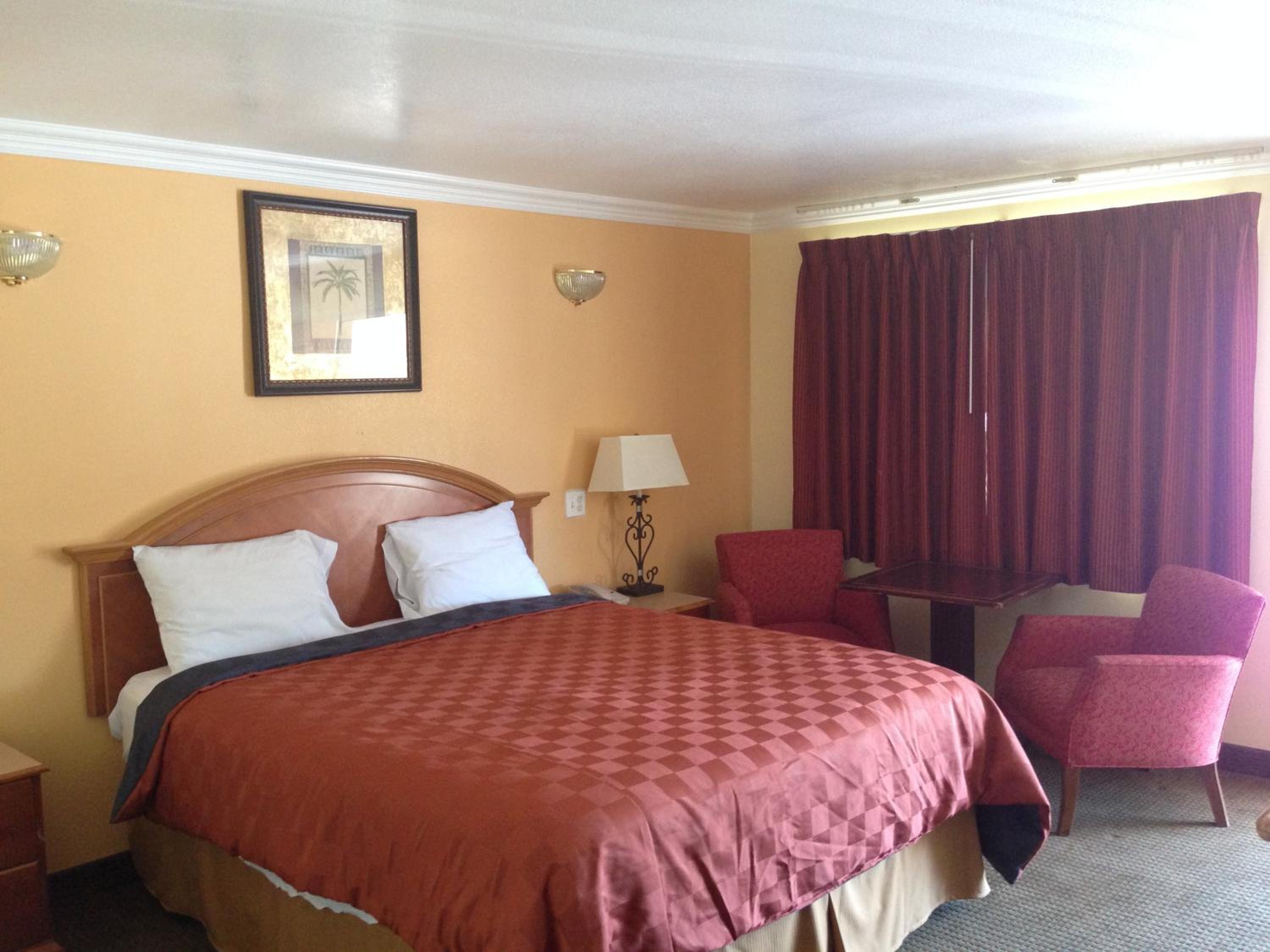 King Room - Non-Smoking - Photo 4