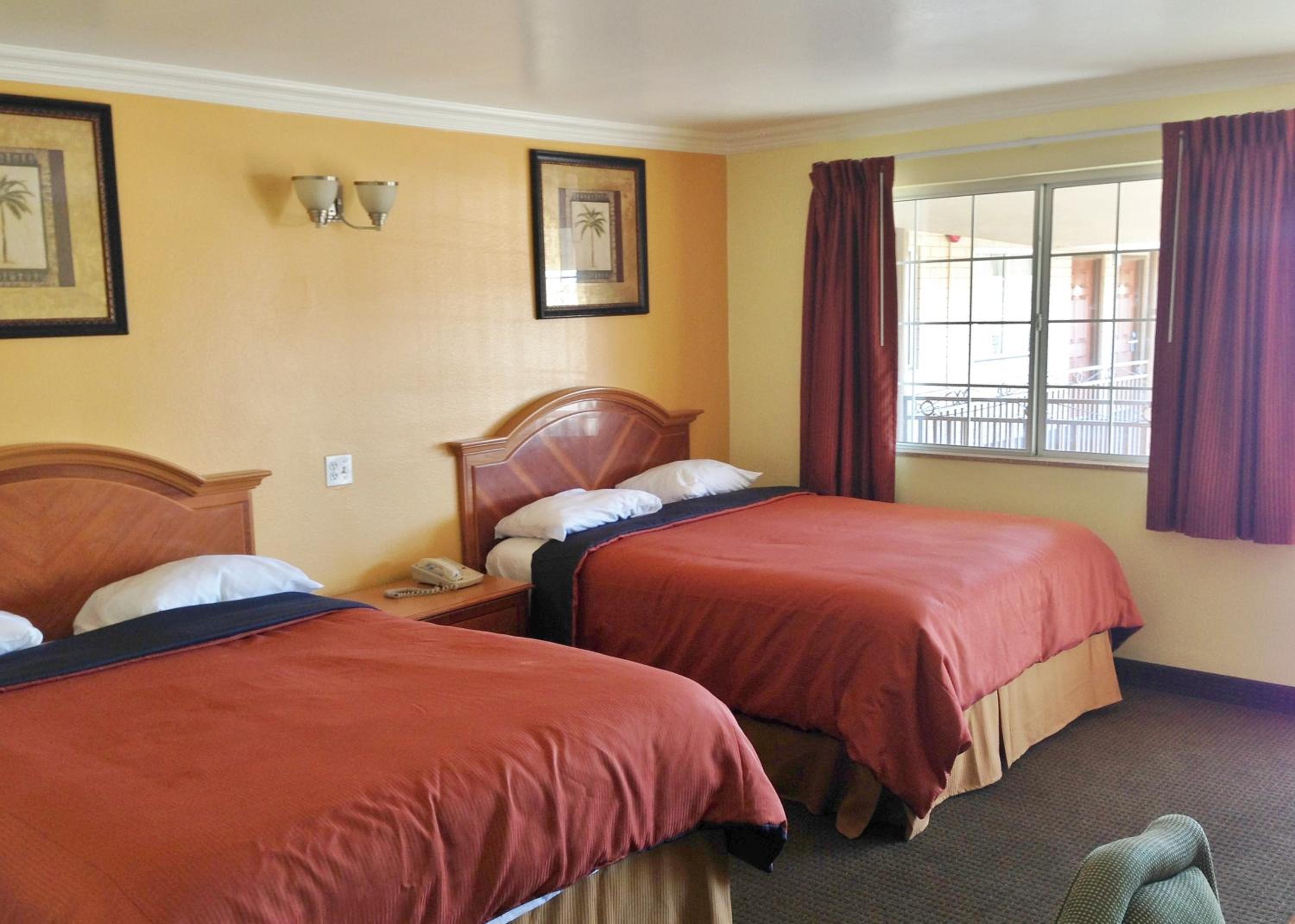 Queen Room with Two Queen Beds - Non-Smoking - Photo 1