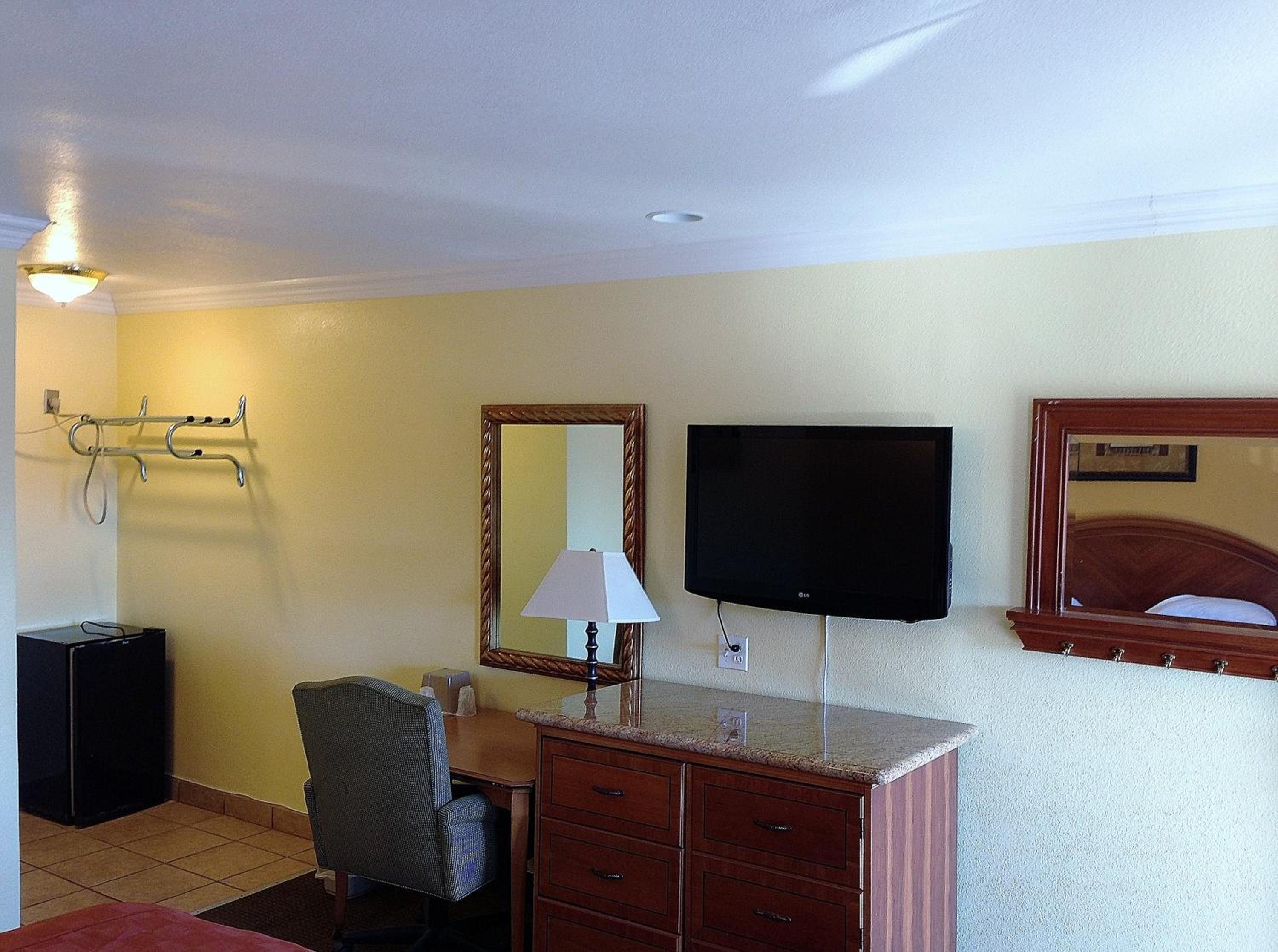 King Room - Non-Smoking - Photo 3