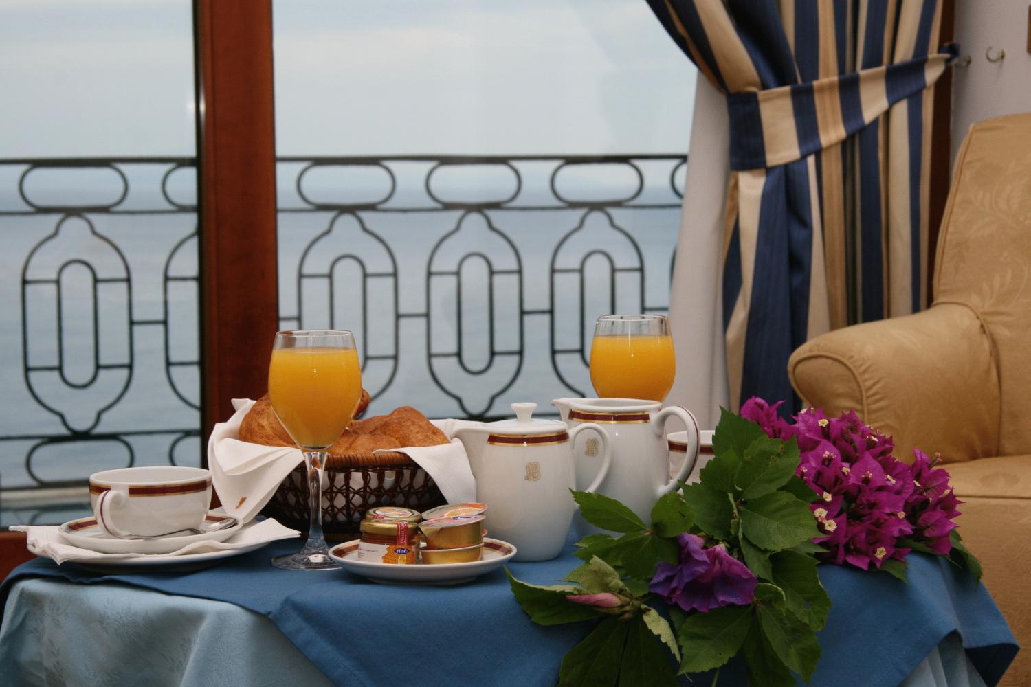 Deluxe Suite with Sea View - Photo 15