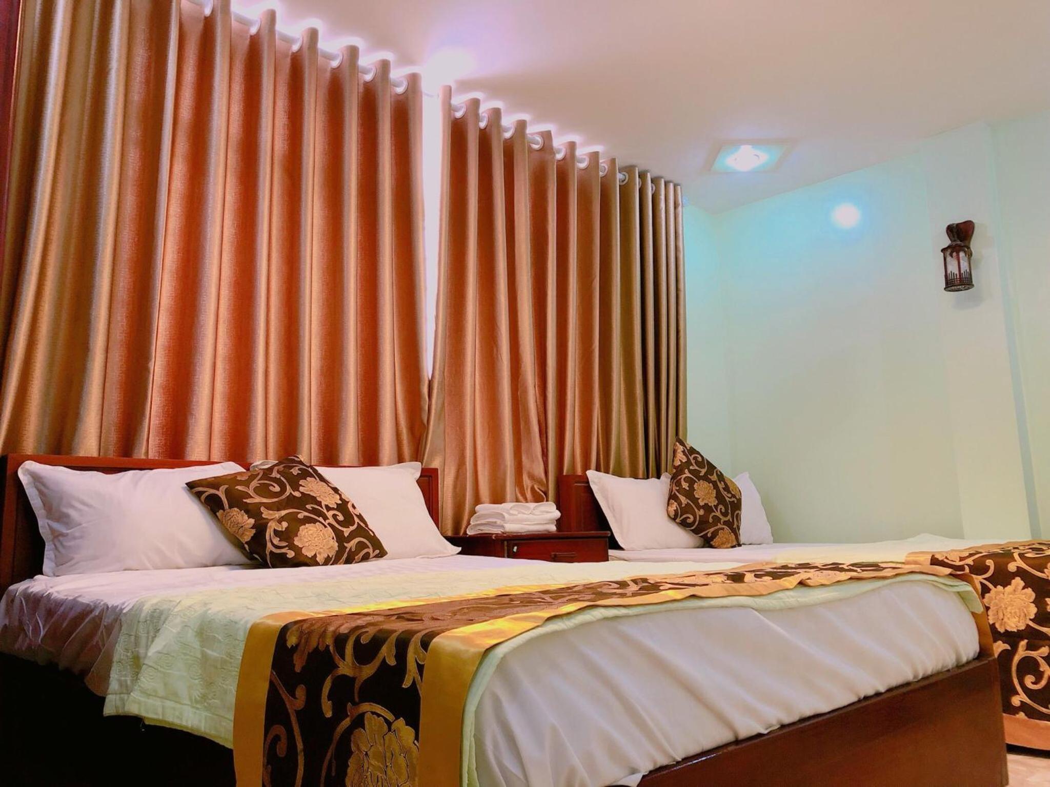 Queen Room photo 2