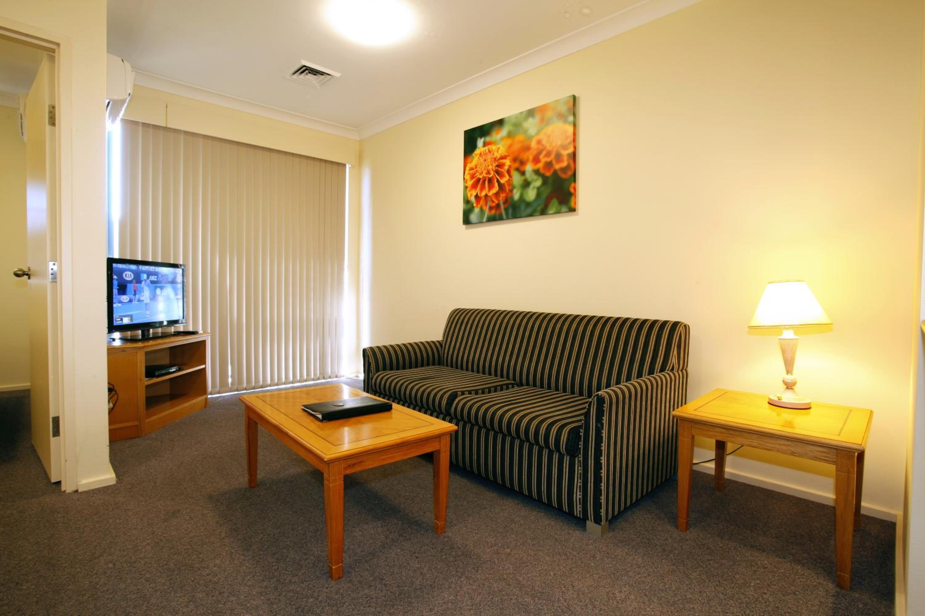 One-Bedroom Apartment photo 1