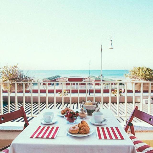Double or Twin Room with Sea View - Photo 8