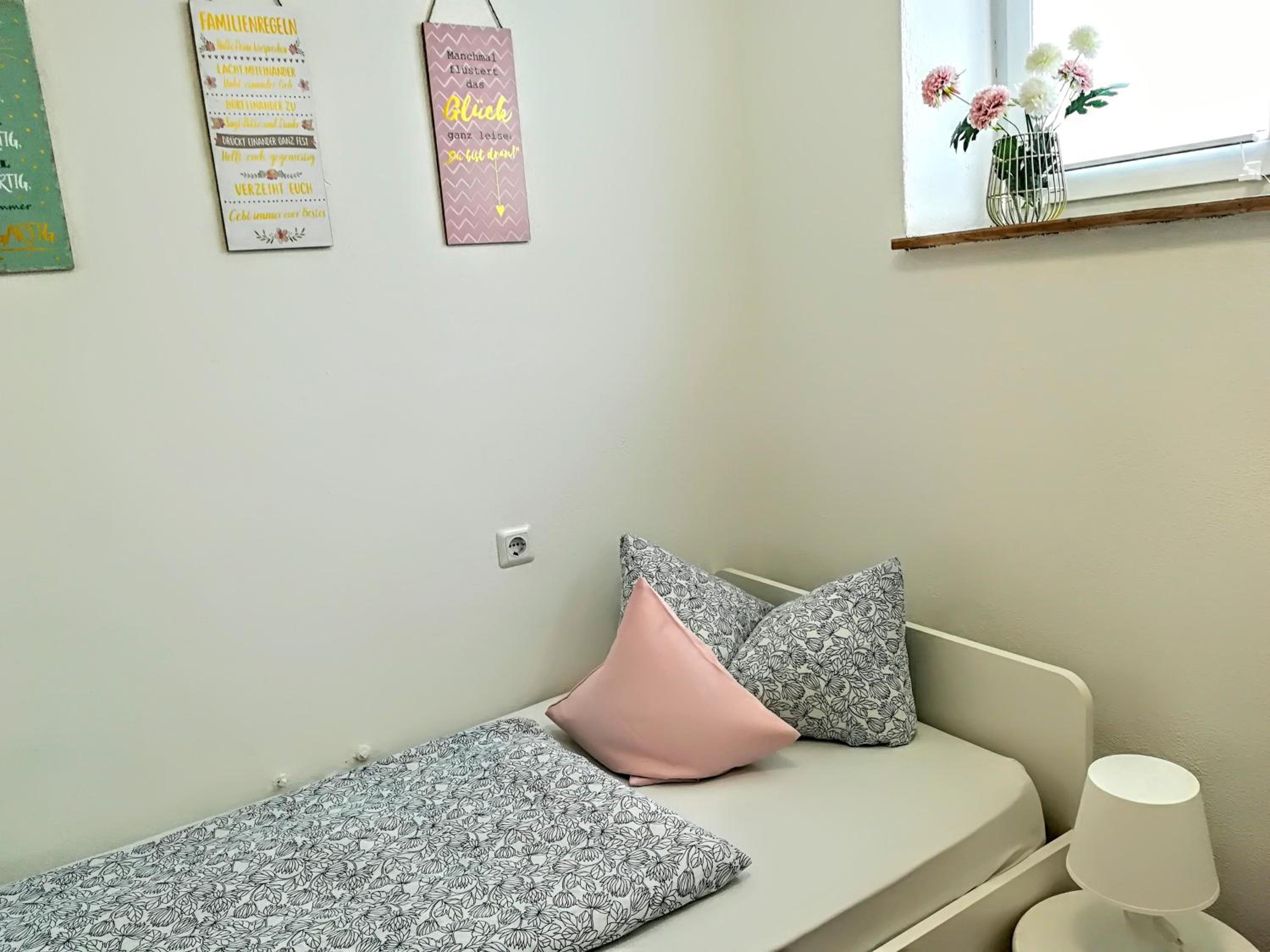 Small Single Room with Private Bathroom photo 3