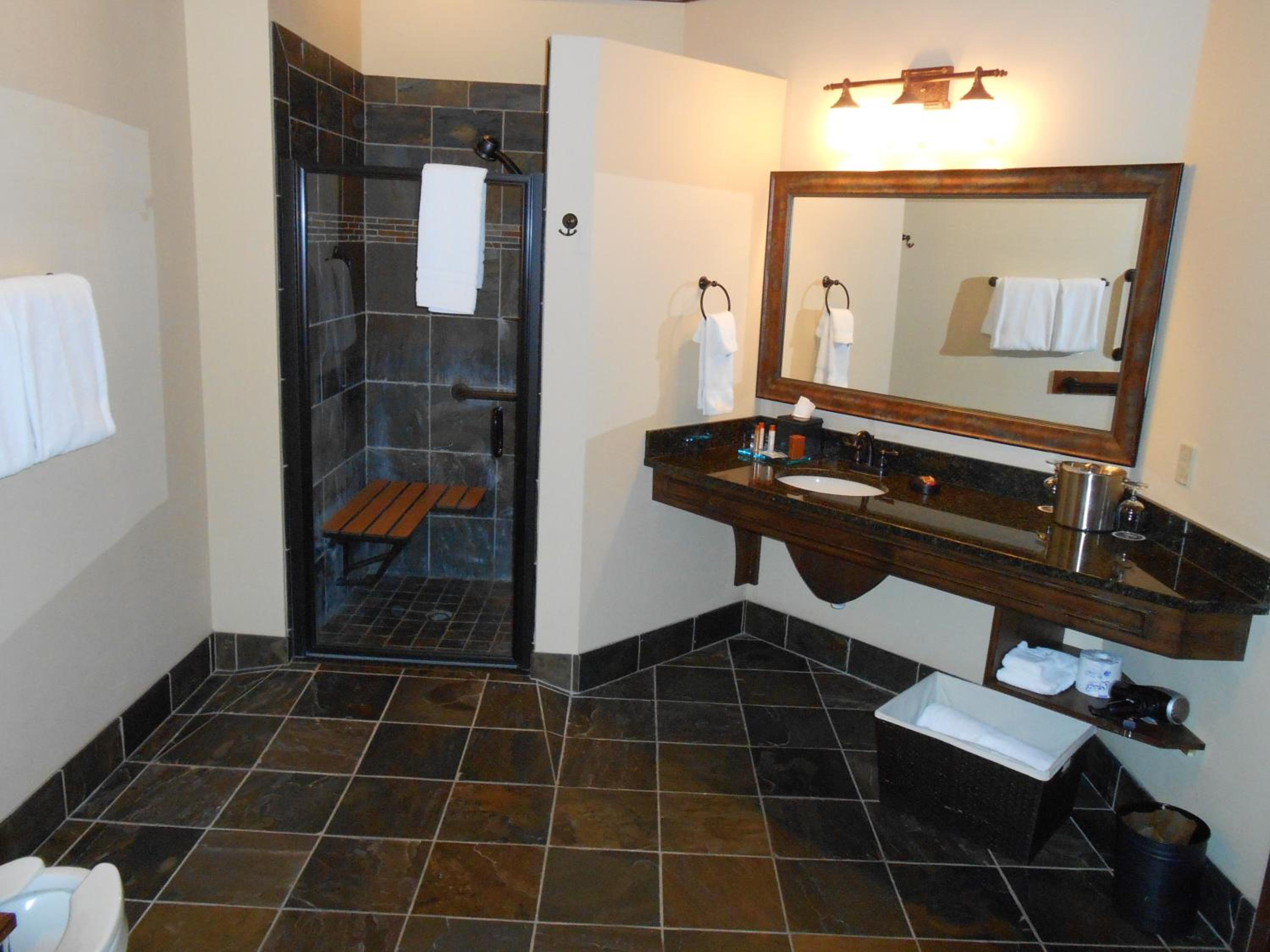 Queen Room with Two Queen Beds photo 2