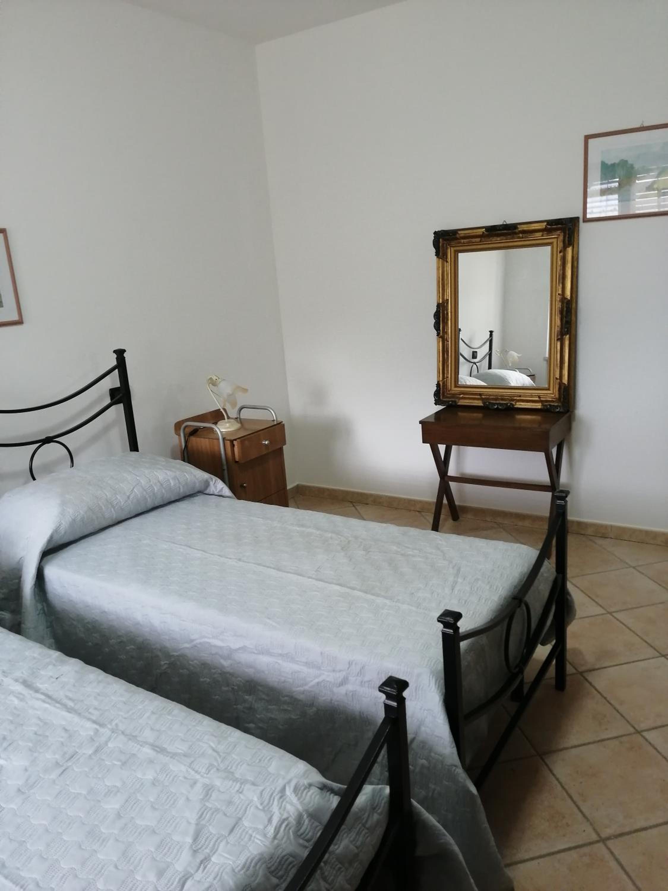 Twin Room - Photo 3