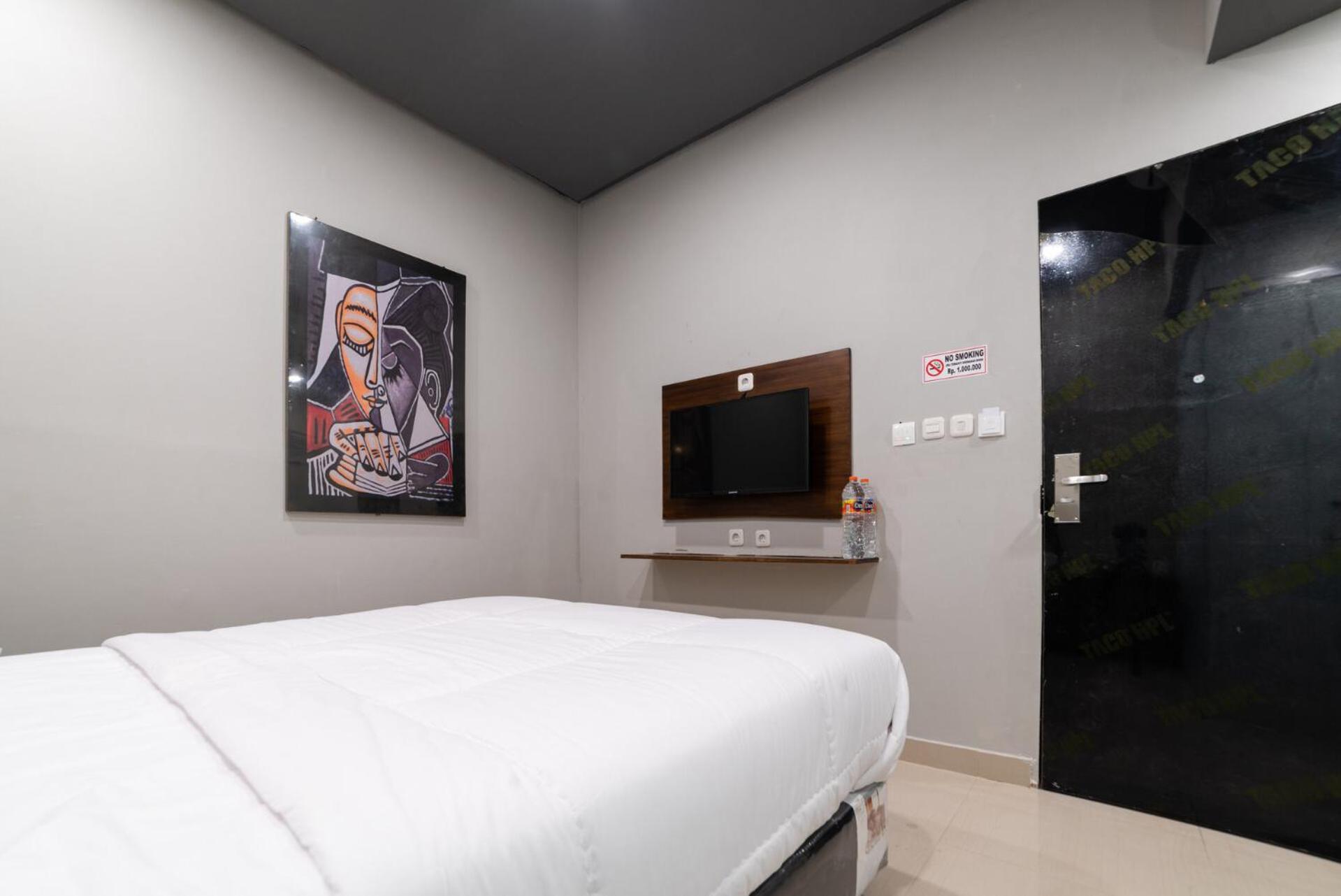 Deluxe Queen Room - Photo 8