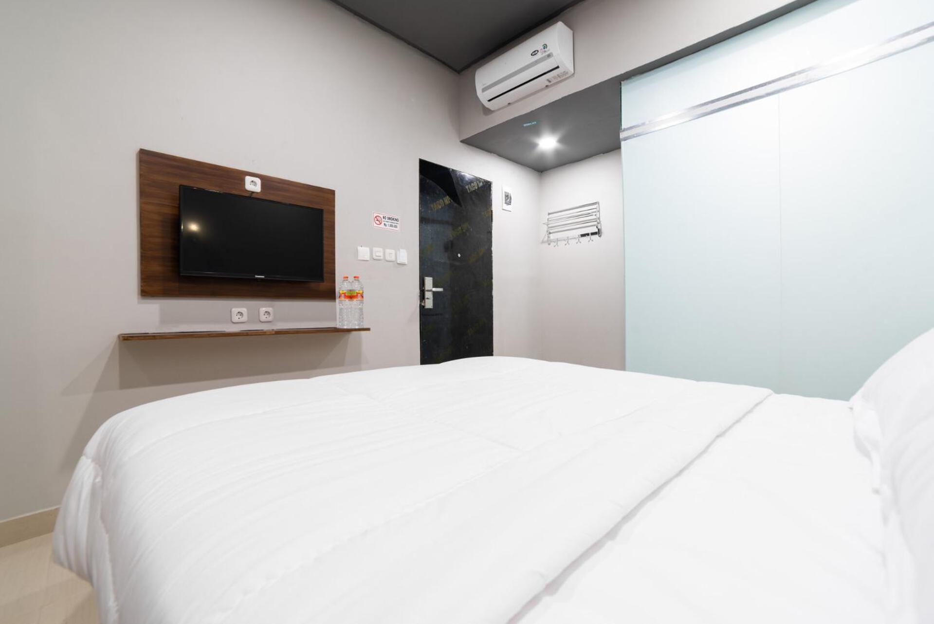 Deluxe Queen Room - Photo 9