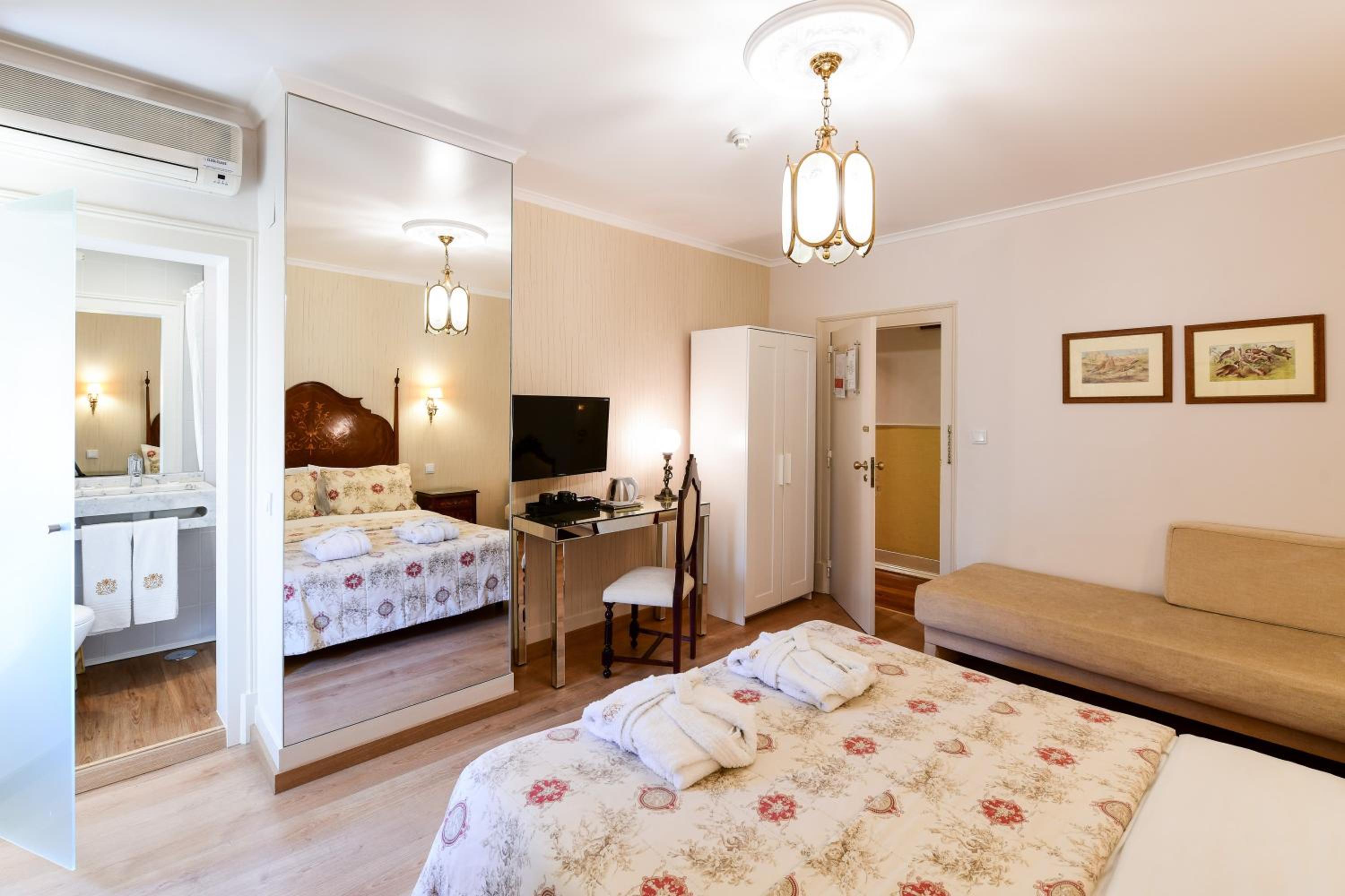 Standard Double or Twin Room - Photo 7