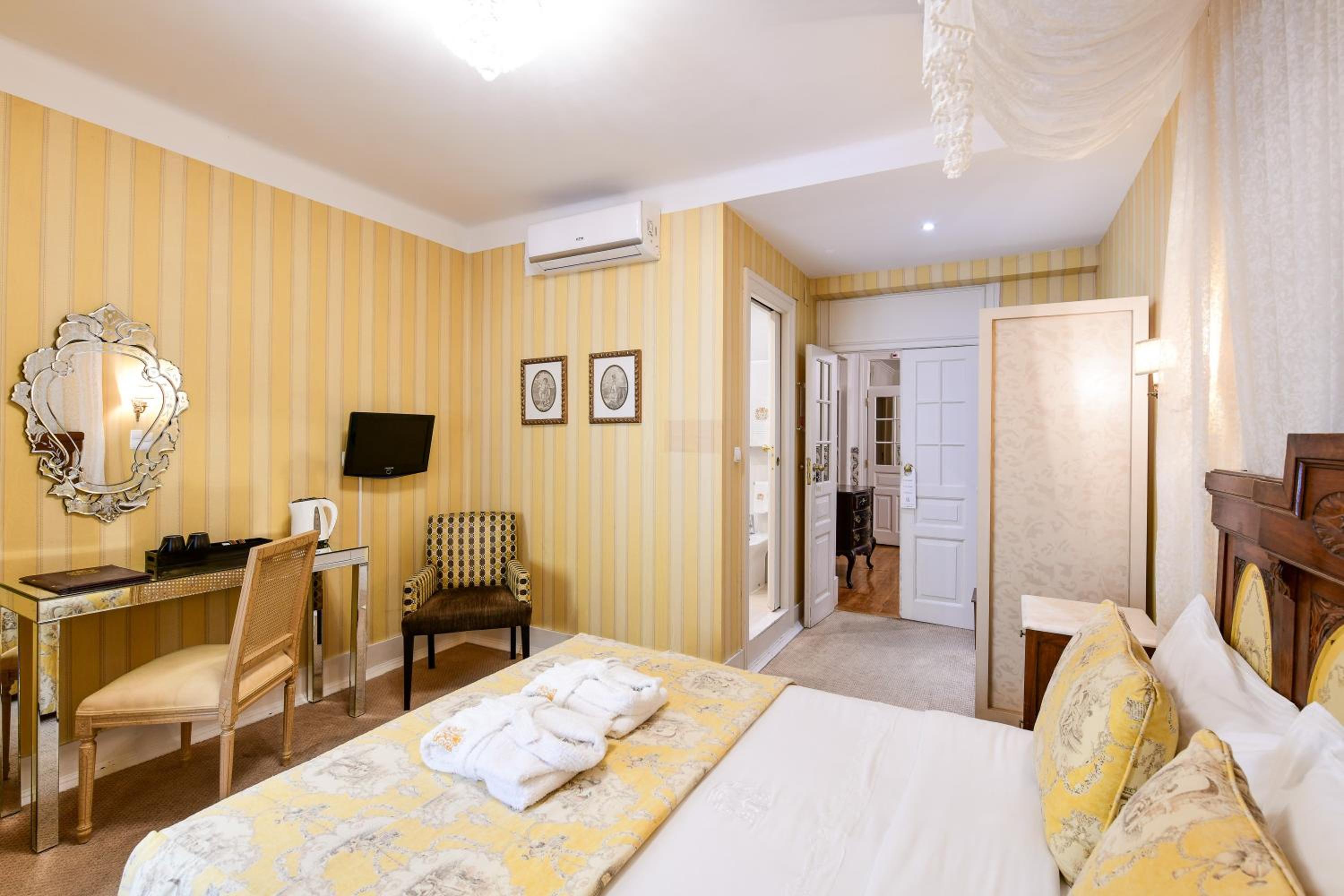Standard Double or Twin Room - Photo 2