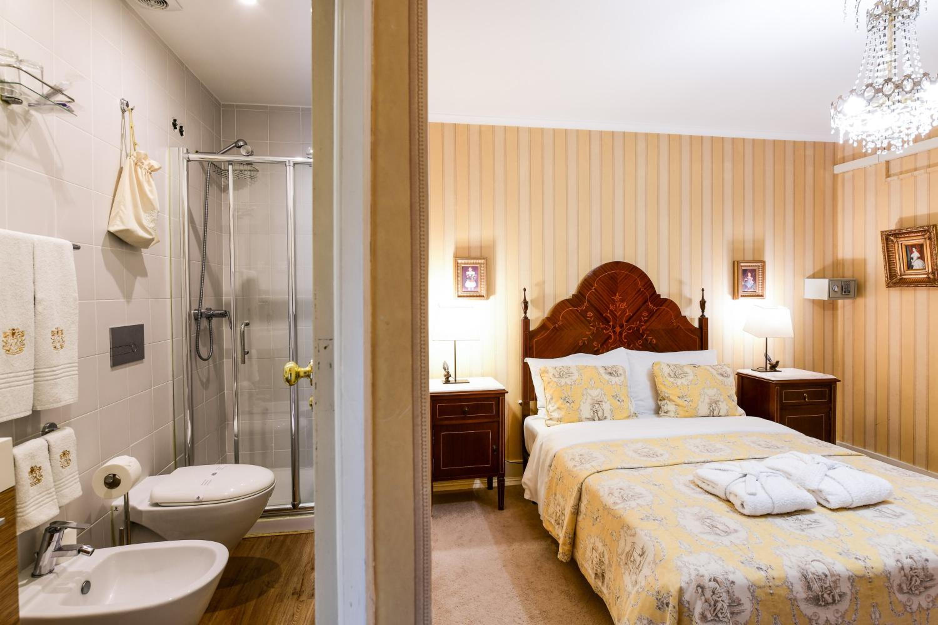 Standard Double or Twin Room - Photo 4