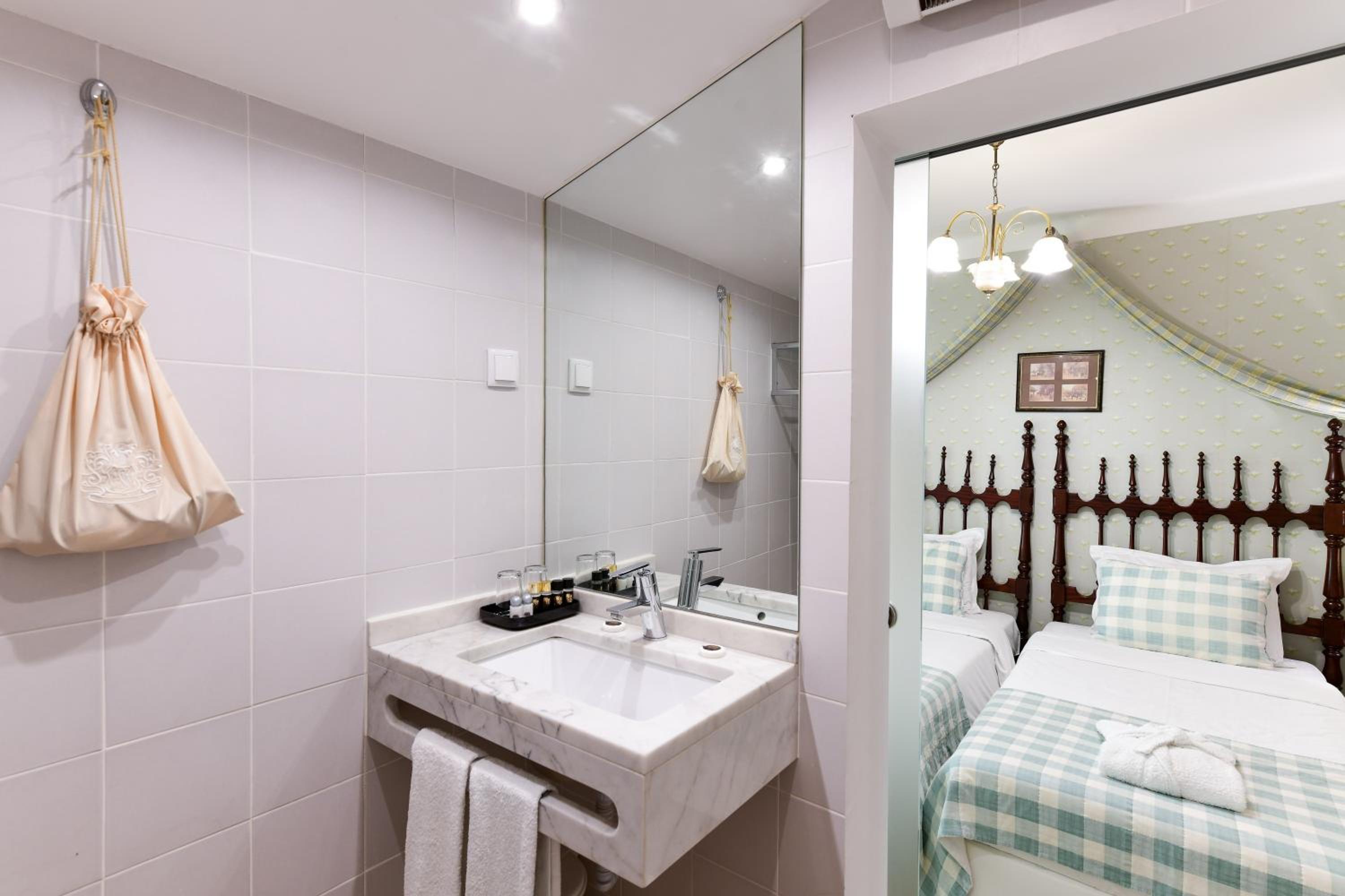Standard Double or Twin Room - Photo 5