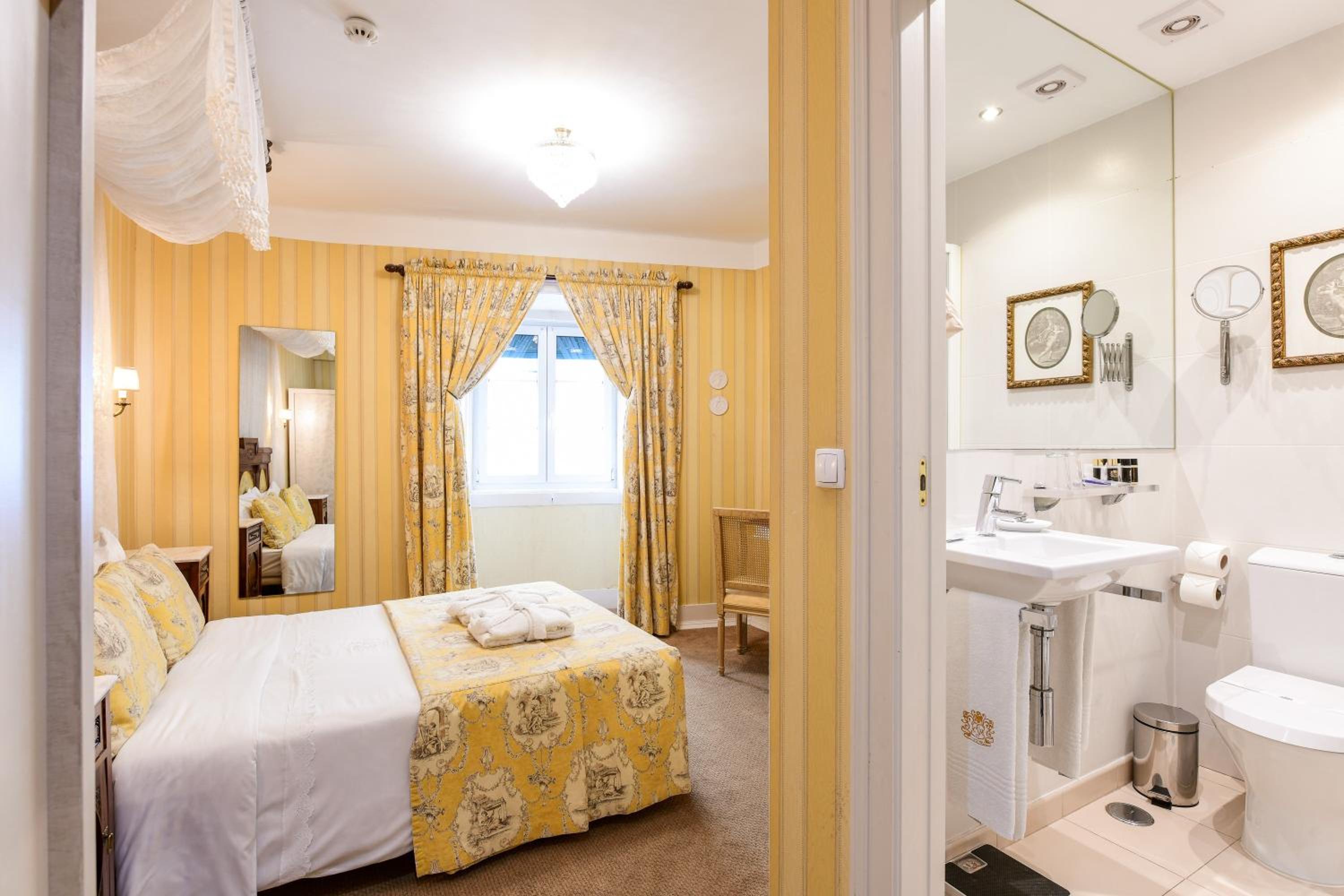 Standard Double or Twin Room - Photo 6