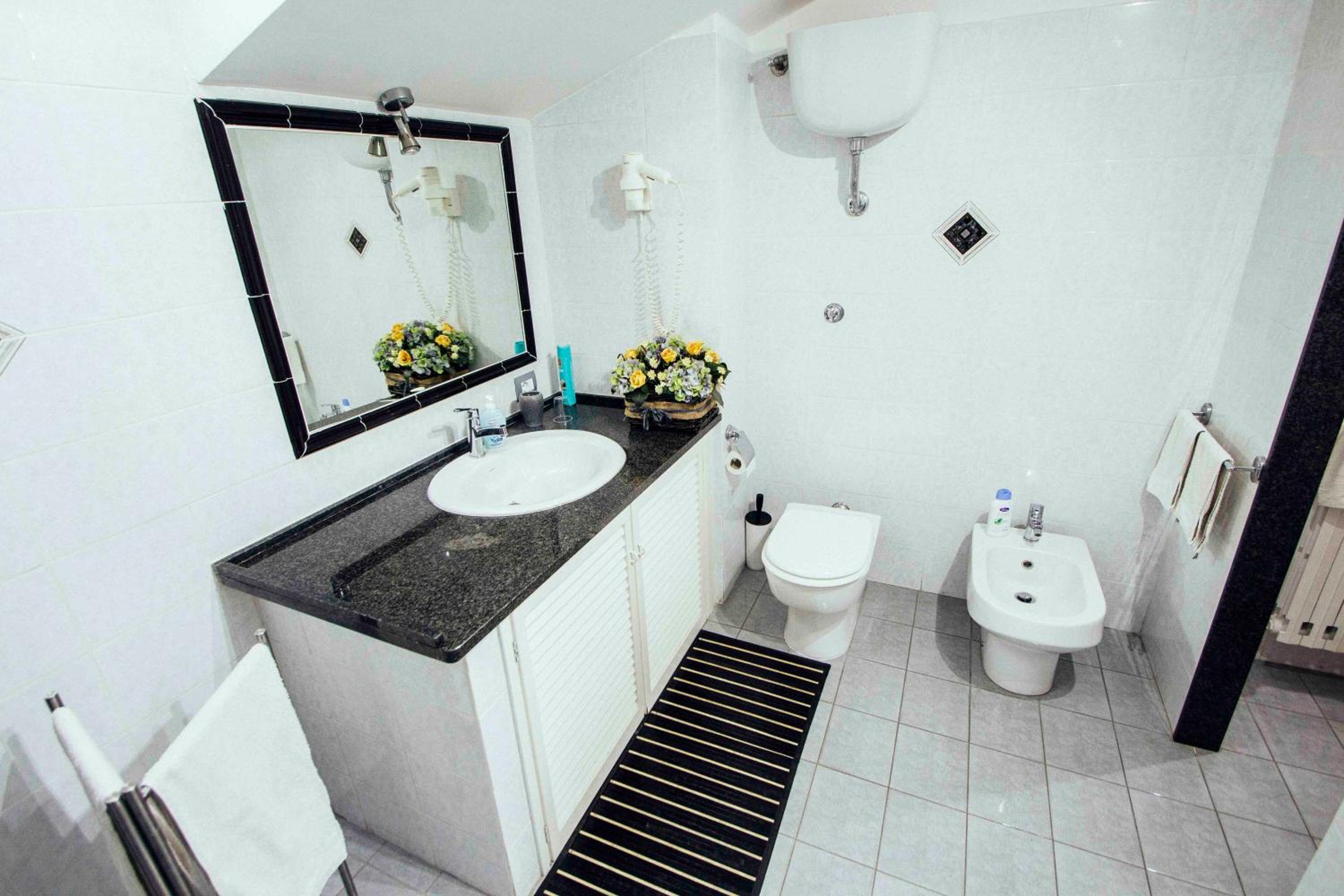 Quadruple Room with Private Bathroom photo 3