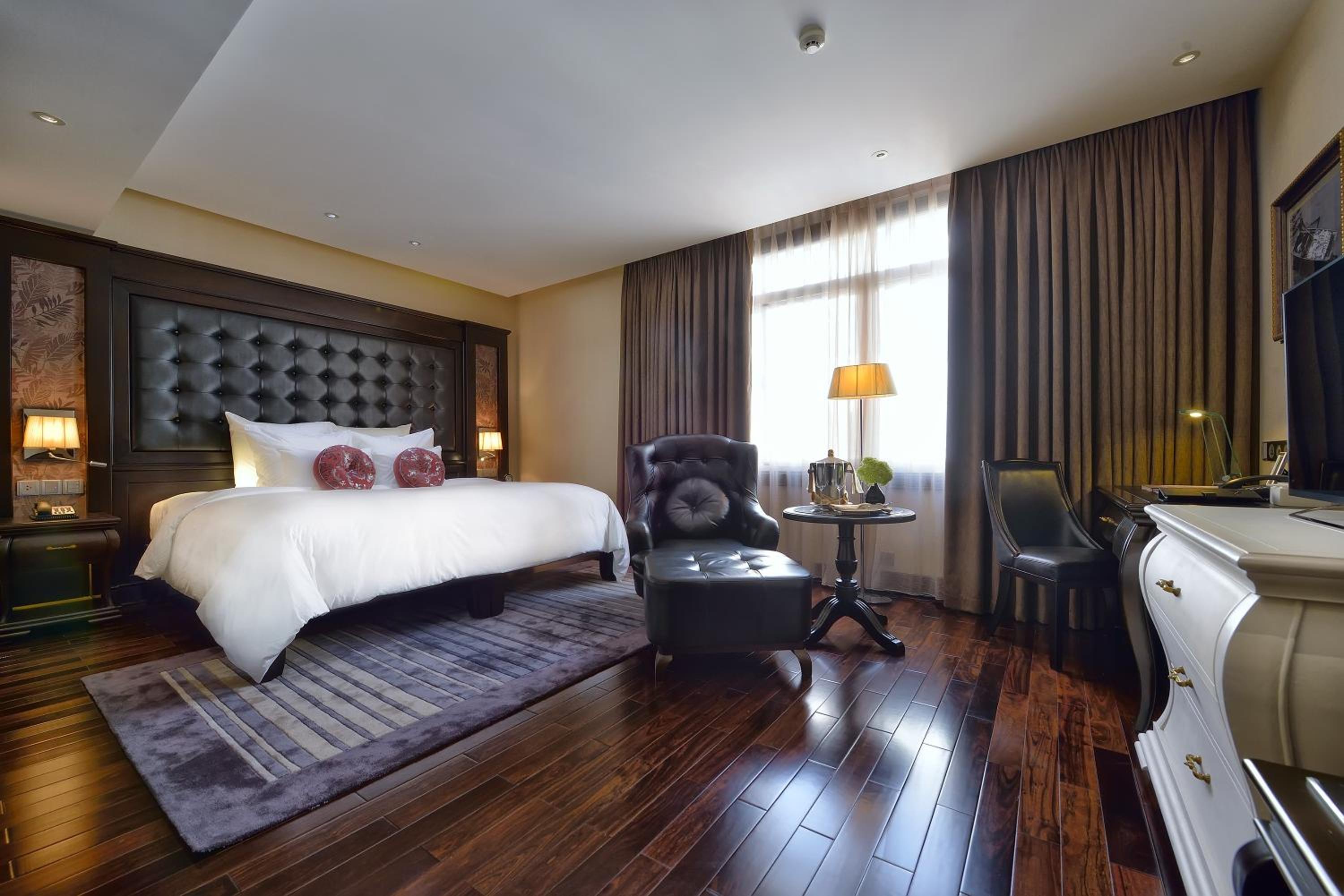 Classic Suite with 1 King sized bed photo 3