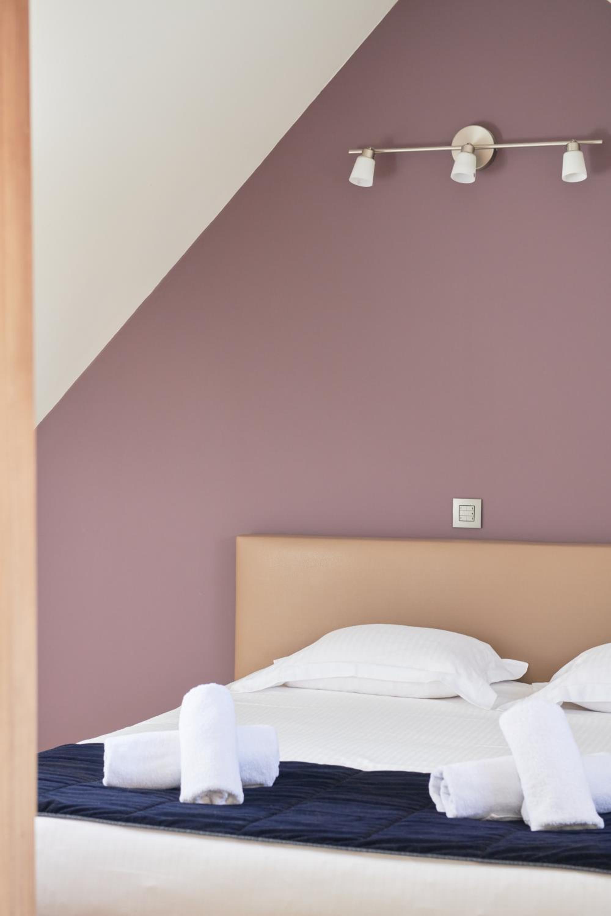 Large Double Room - Photo 2