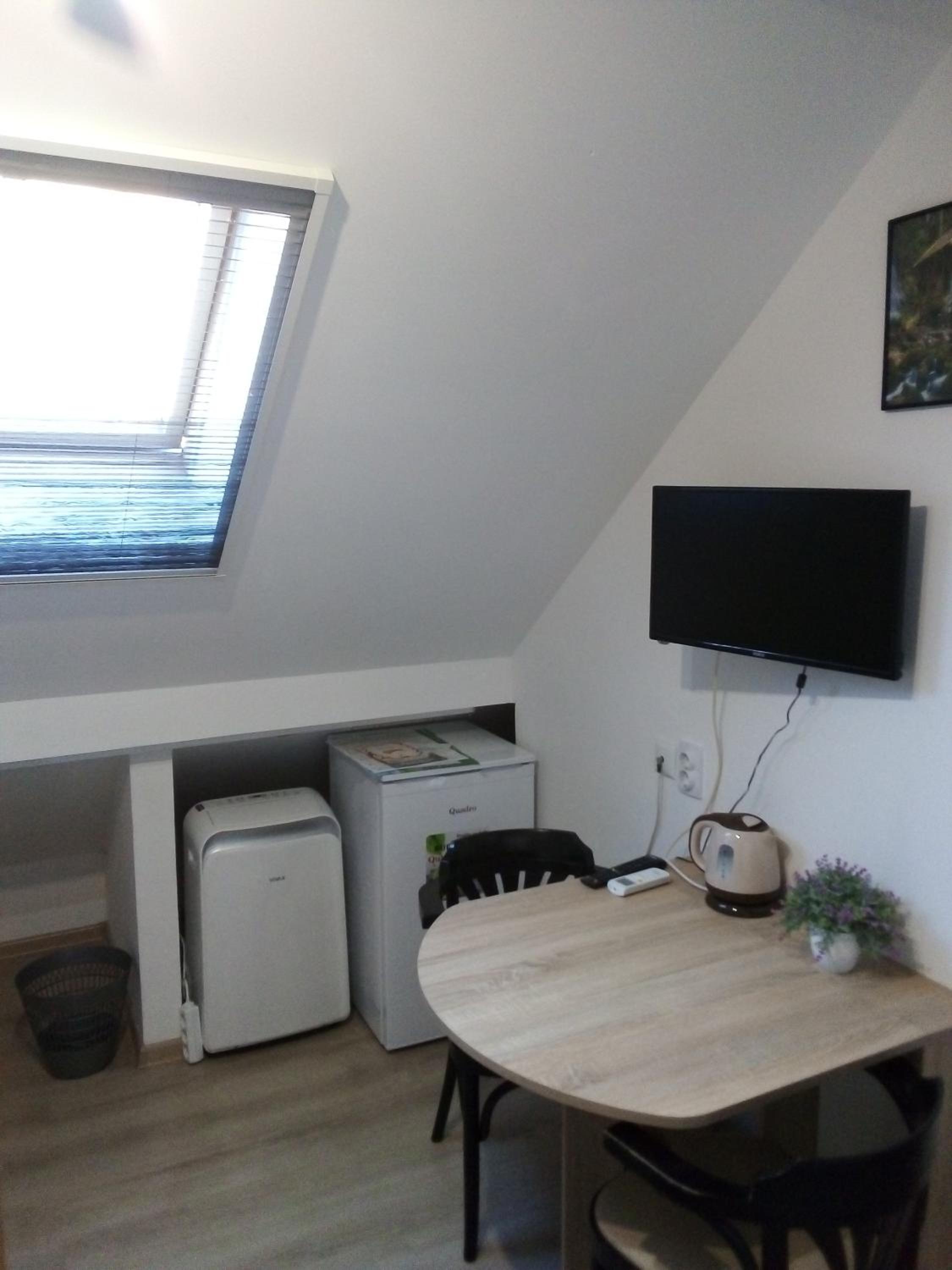 Double or Twin Room with Private Bathroom - Photo 6