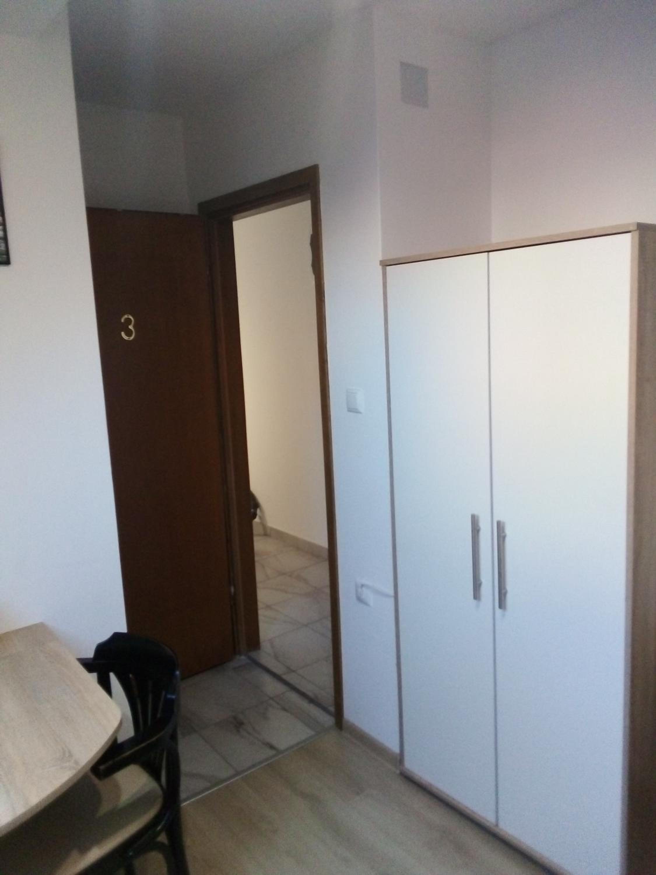 Double or Twin Room with Private Bathroom - Photo 5