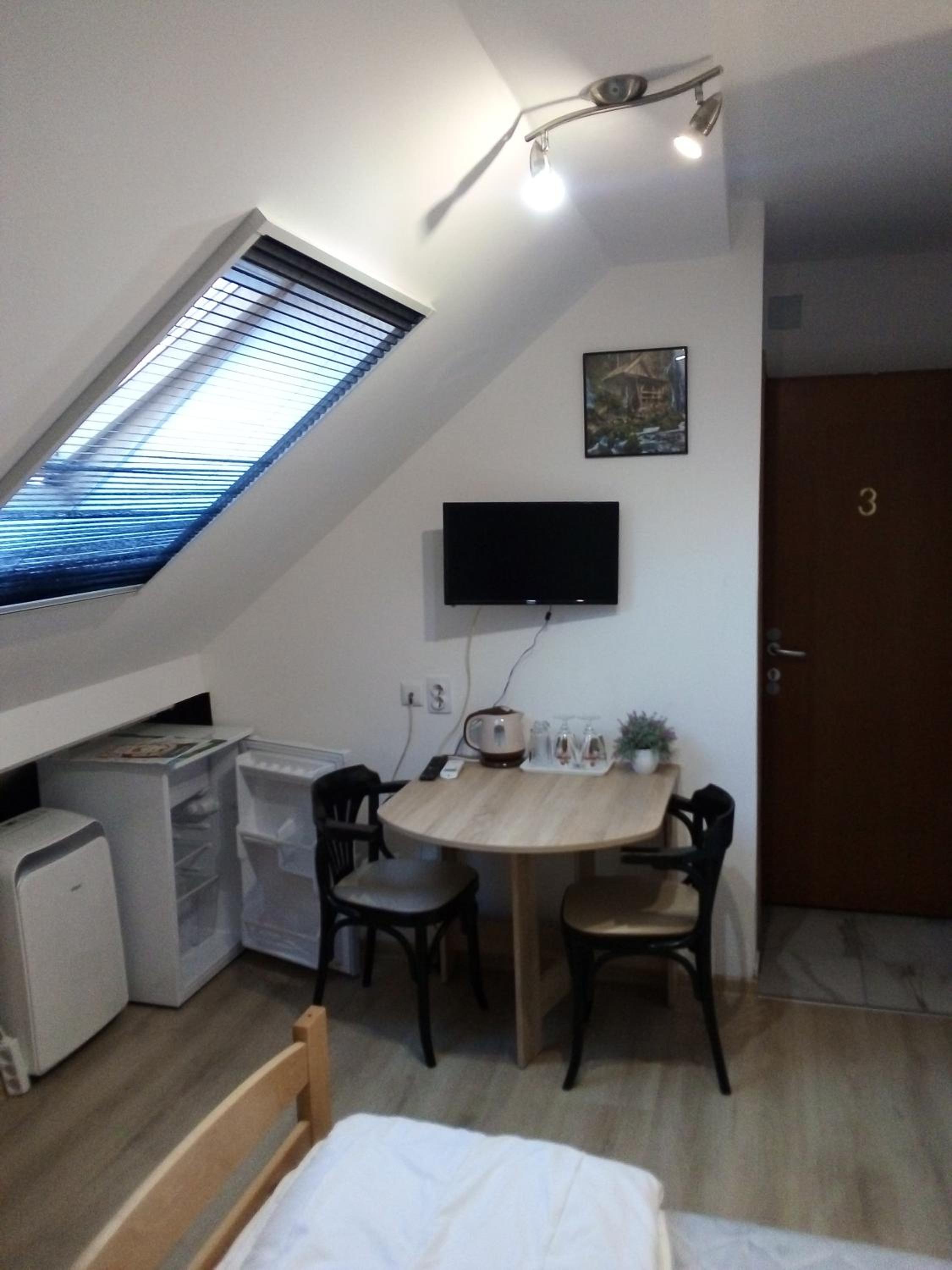 Double or Twin Room with Private Bathroom - Photo 3