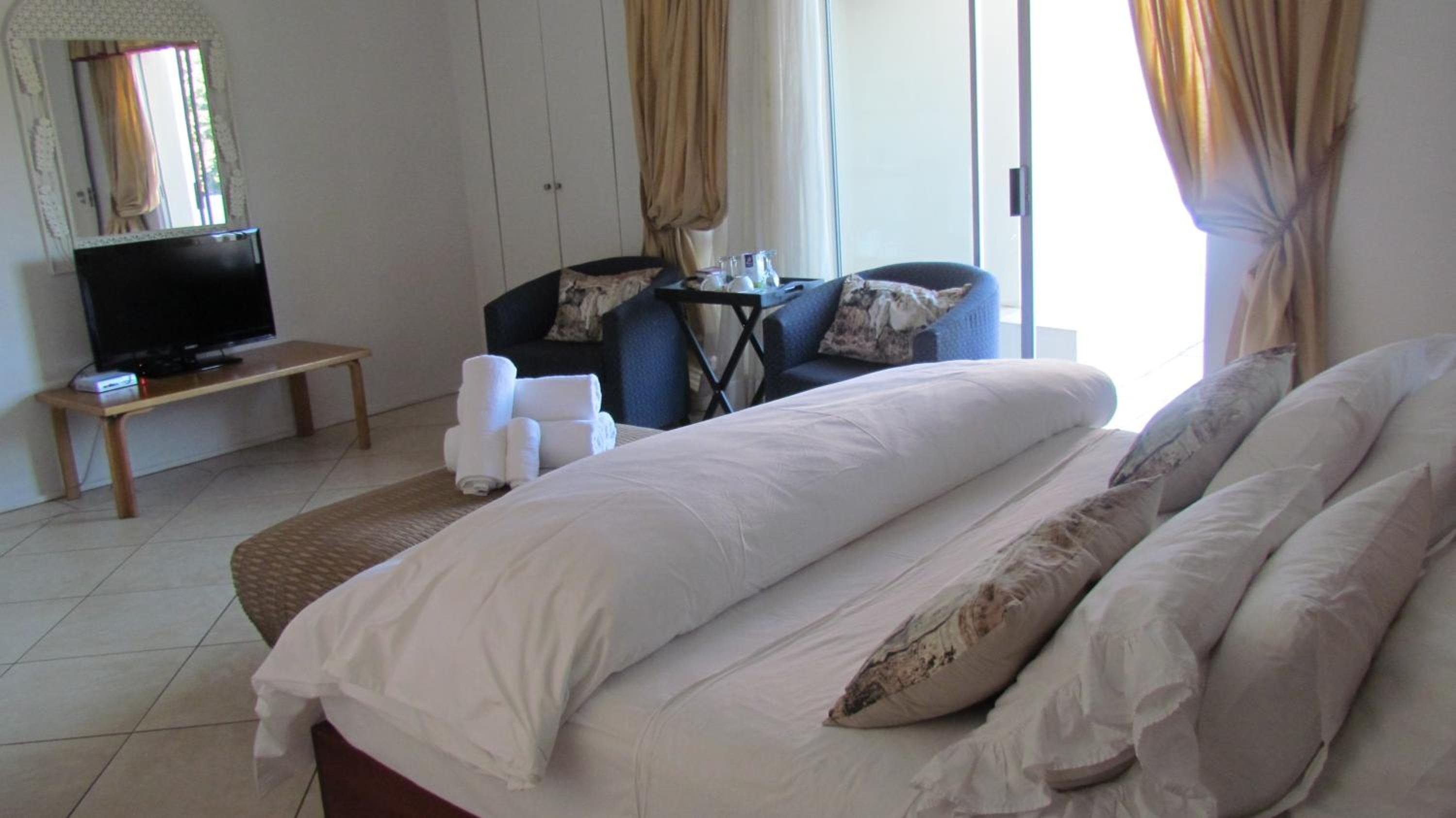 King Room with Balcony - Photo 16