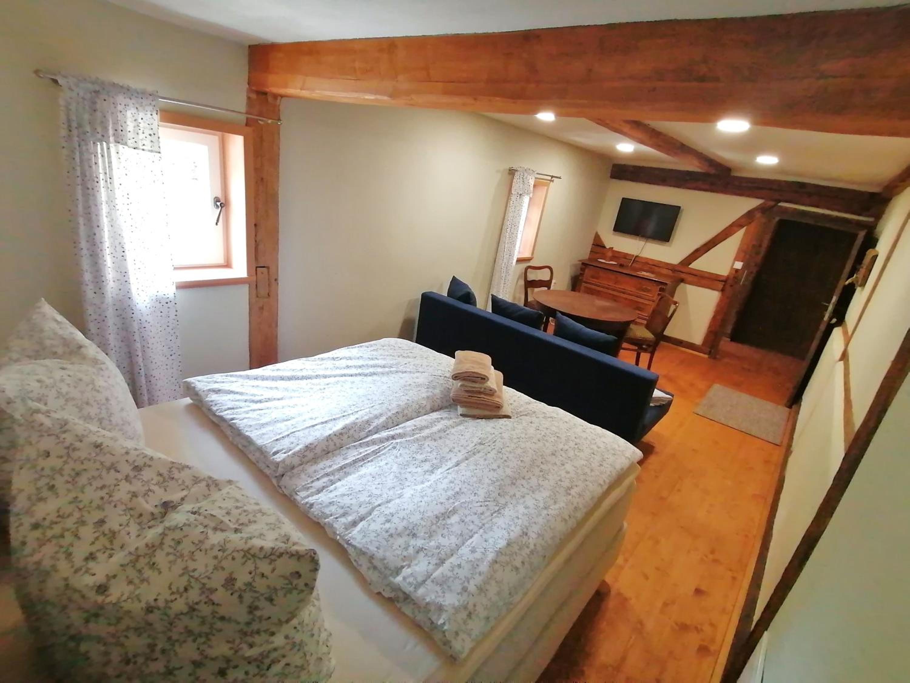 Standard Twin Room with Shared Bathroom photo 1